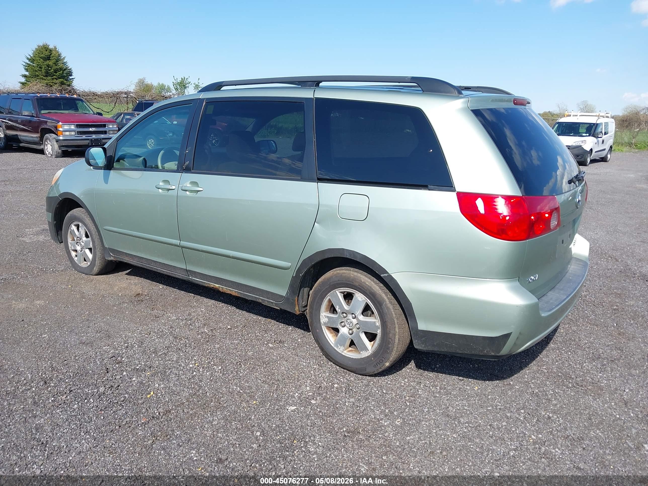 TOYOTA SIENNA image 3