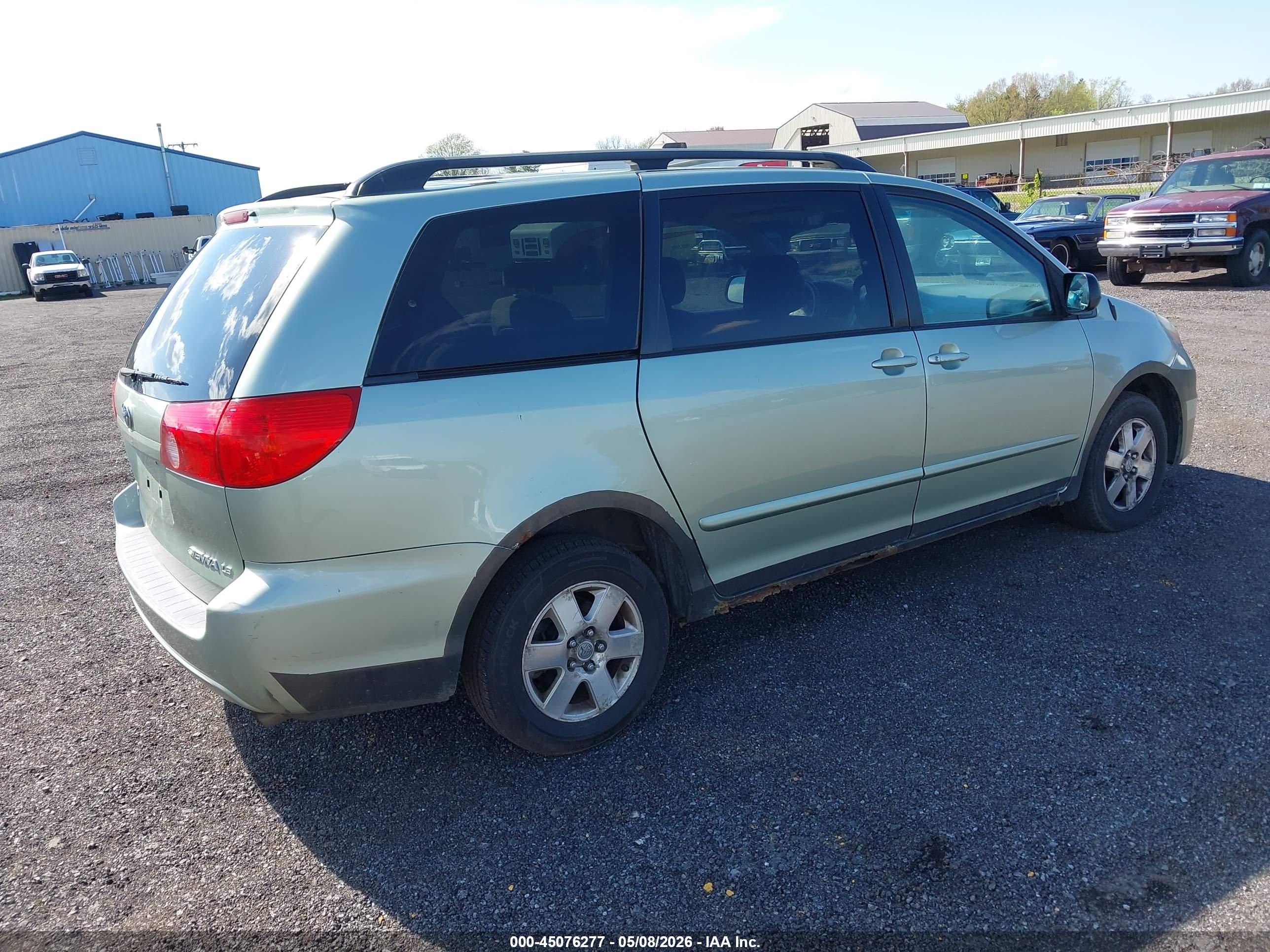 TOYOTA SIENNA image 4