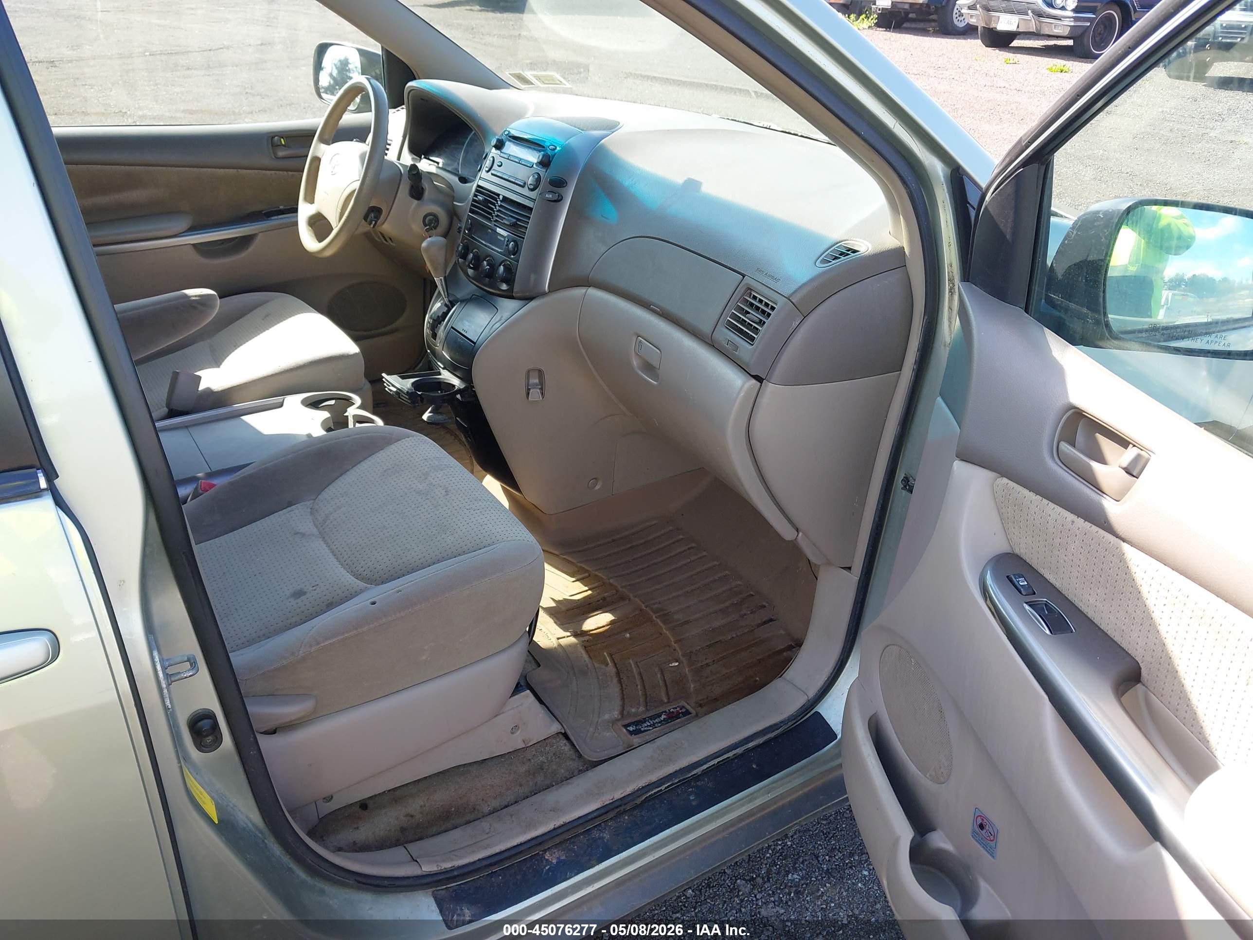 TOYOTA SIENNA image 5