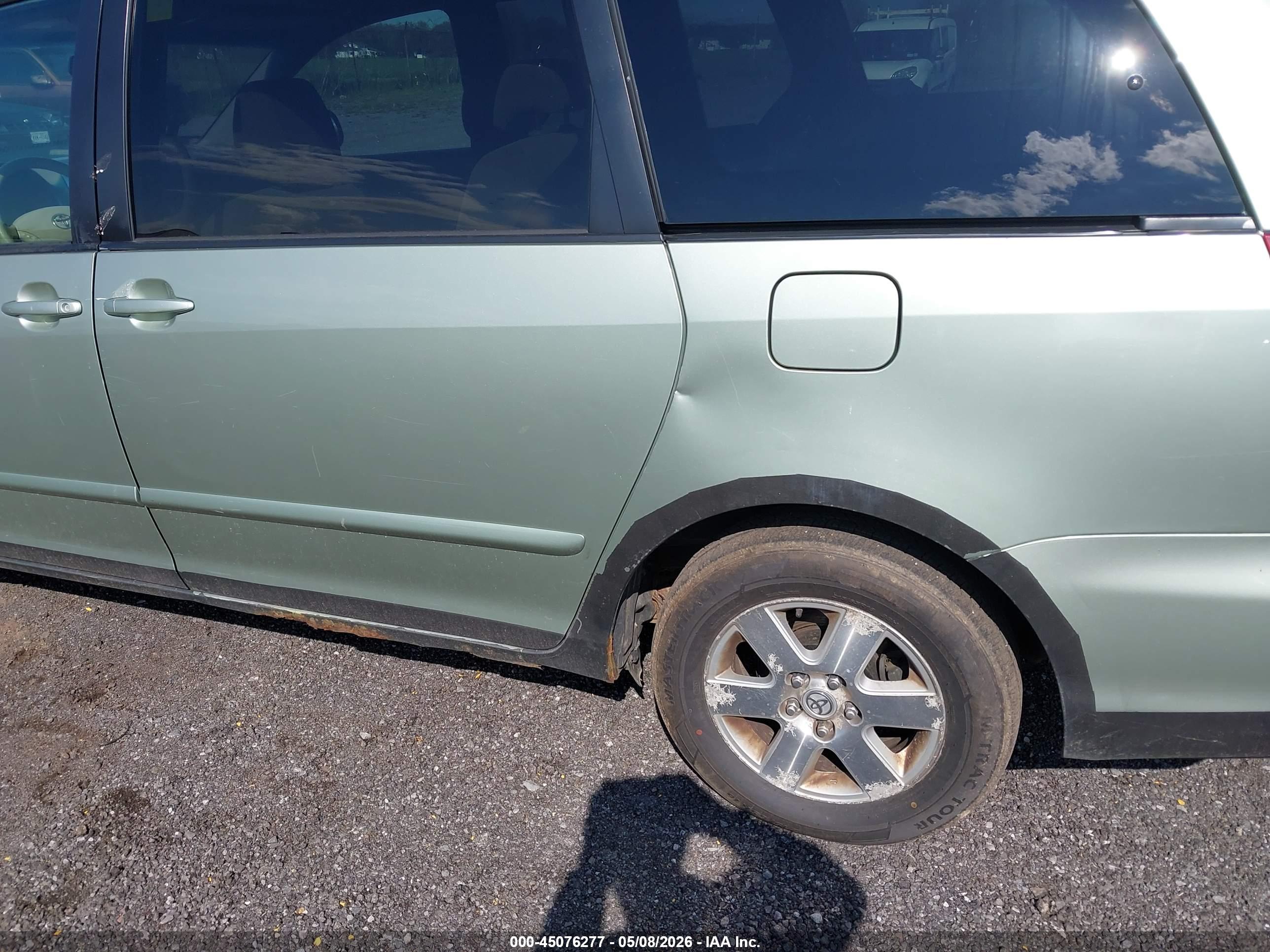 TOYOTA SIENNA image 6