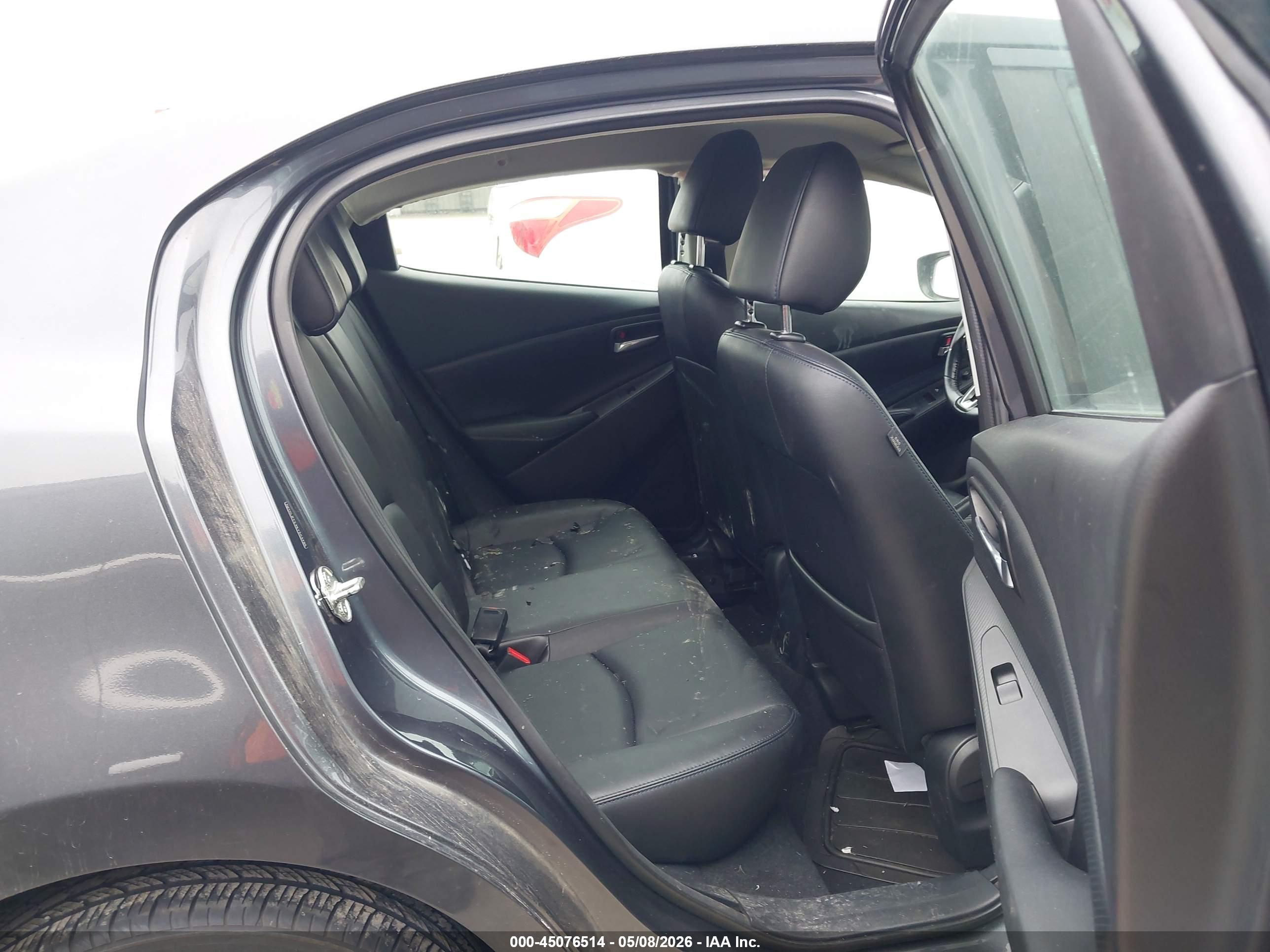 TOYOTA YARIS image 8