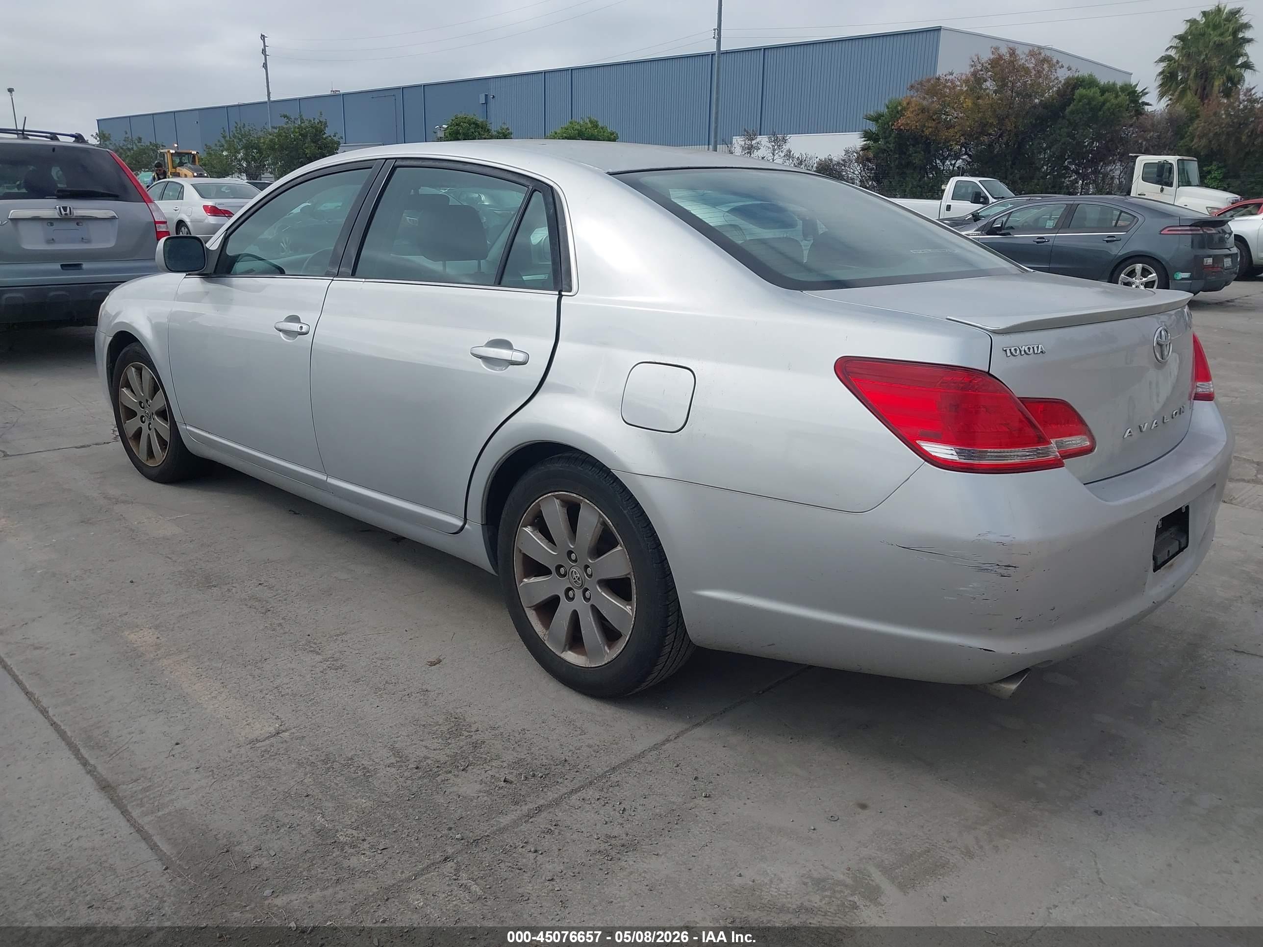 TOYOTA AVALON image 3