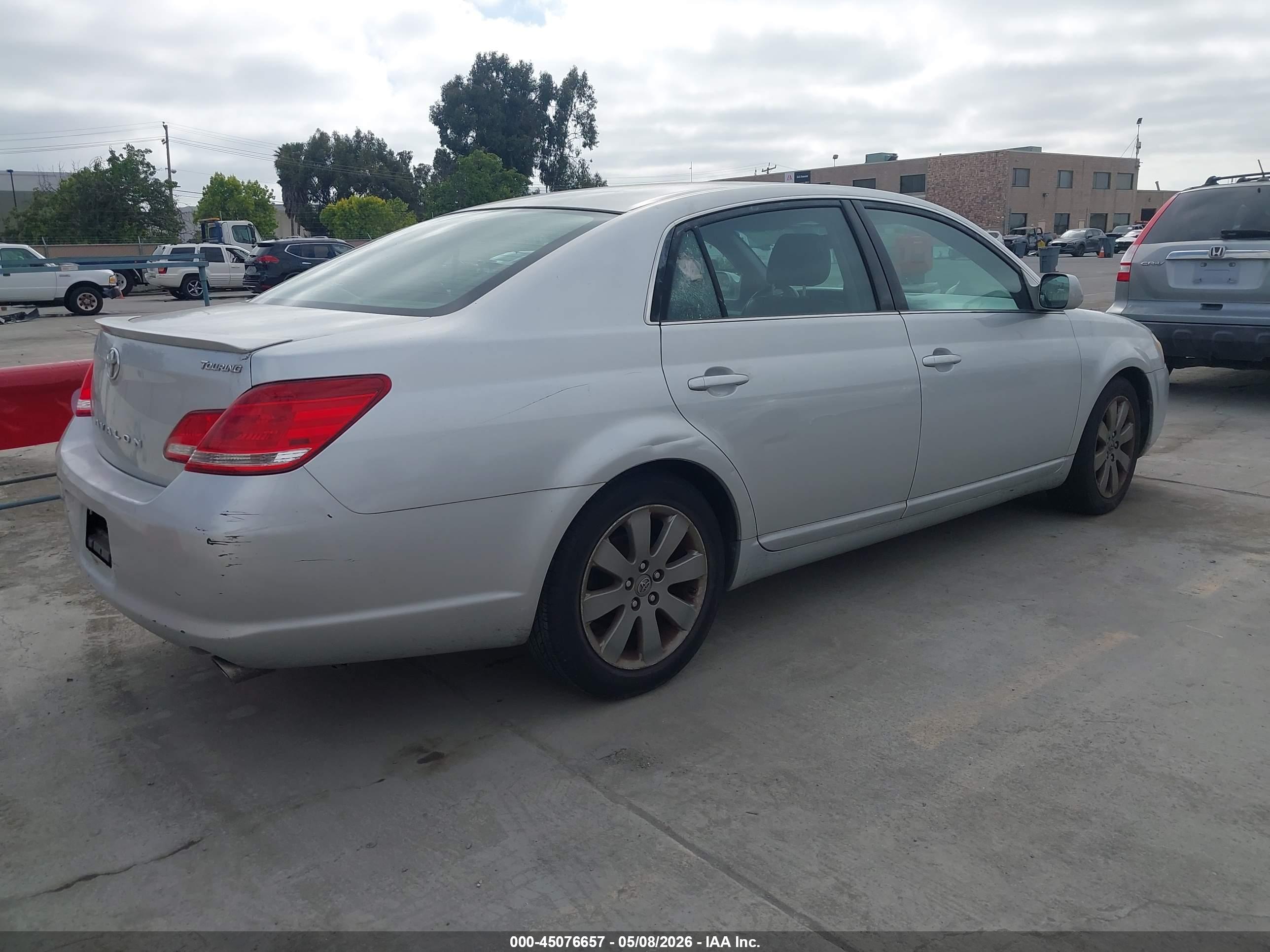 TOYOTA AVALON image 4