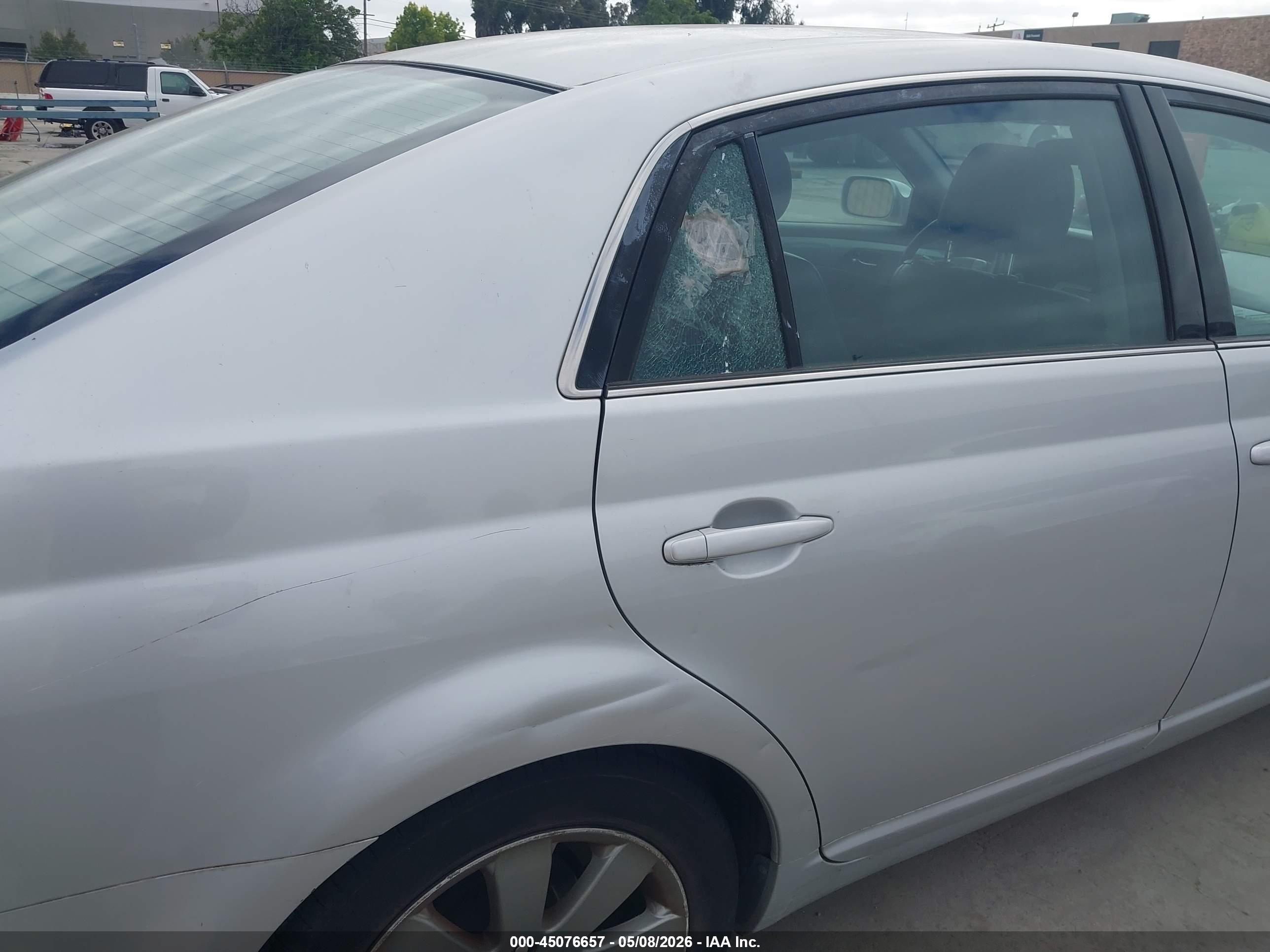 TOYOTA AVALON image 6