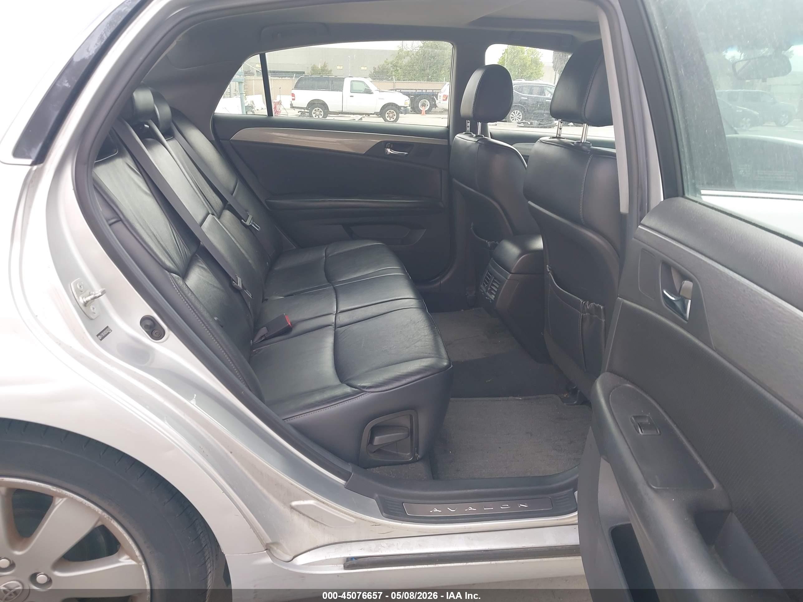 TOYOTA AVALON image 8