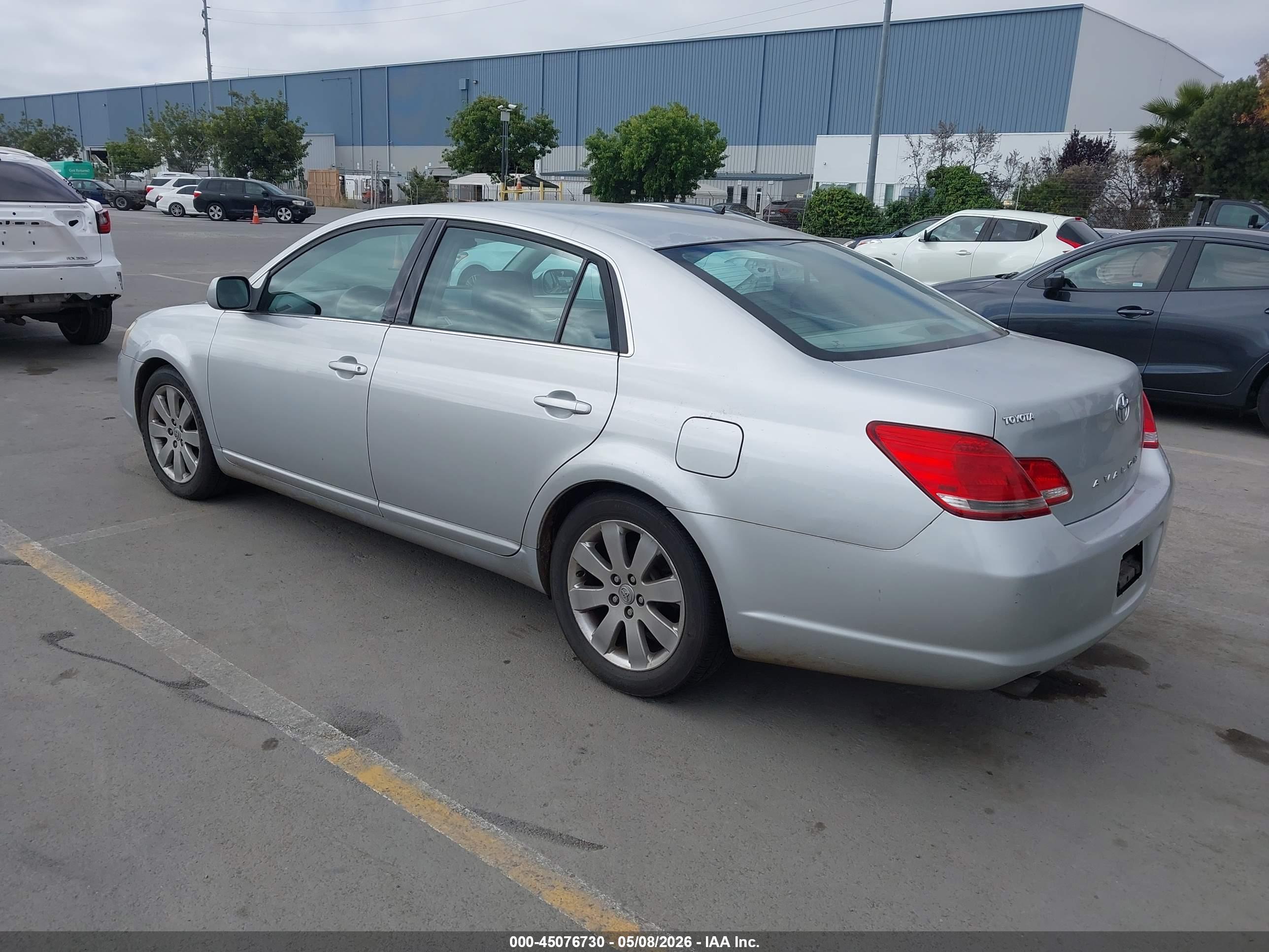 TOYOTA AVALON image 3