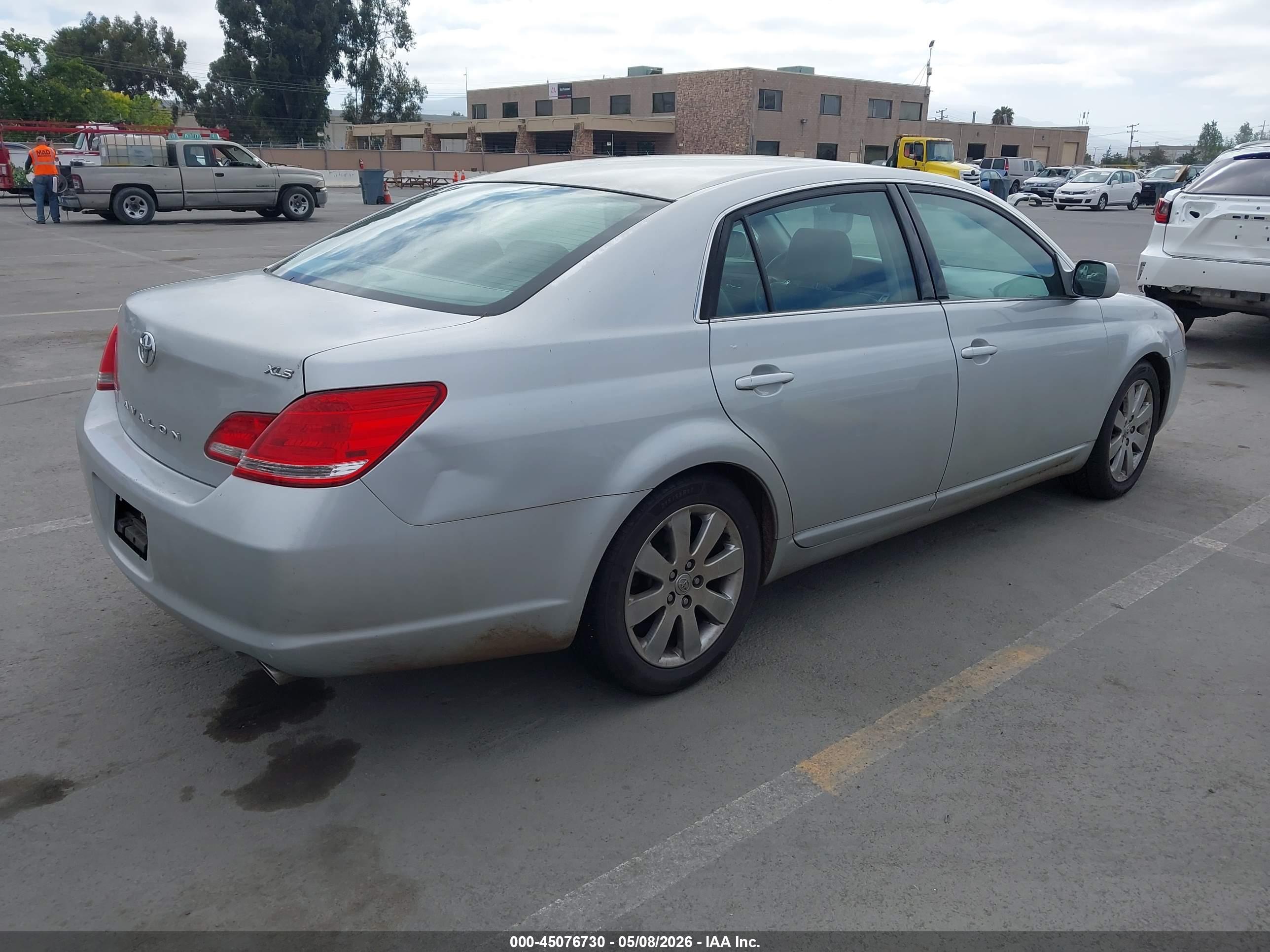 TOYOTA AVALON image 4