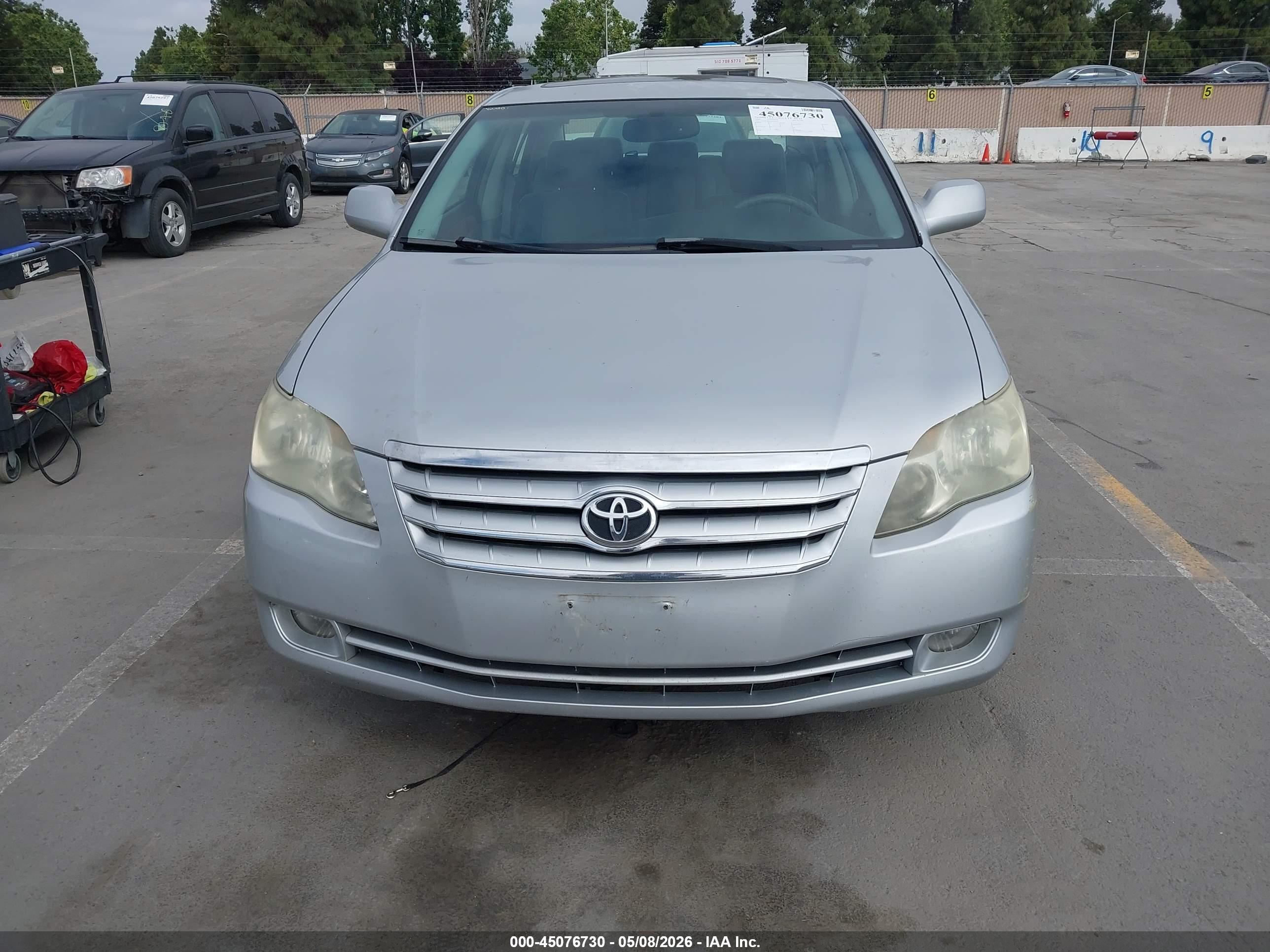 TOYOTA AVALON image 6