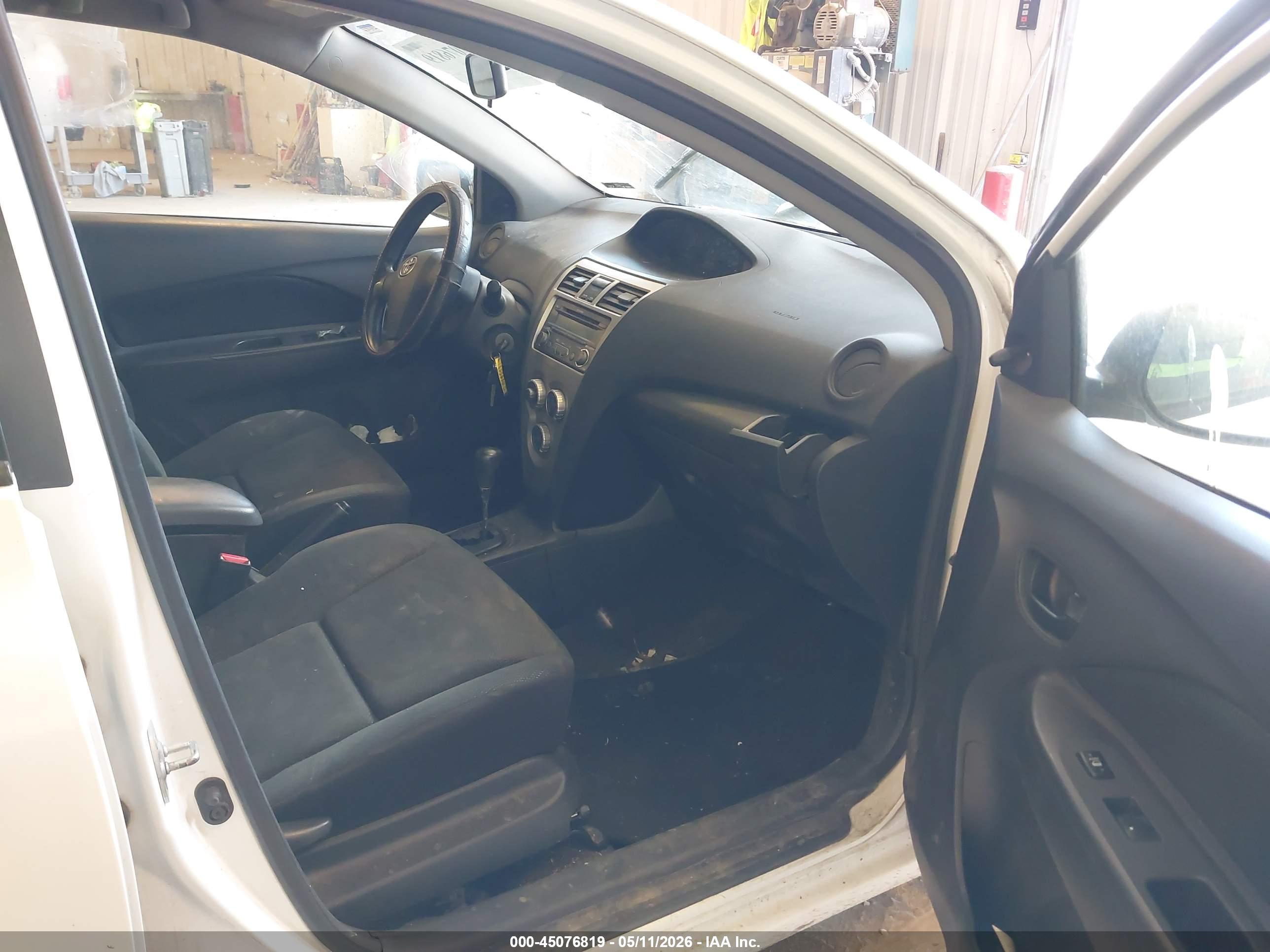 TOYOTA YARIS image 5