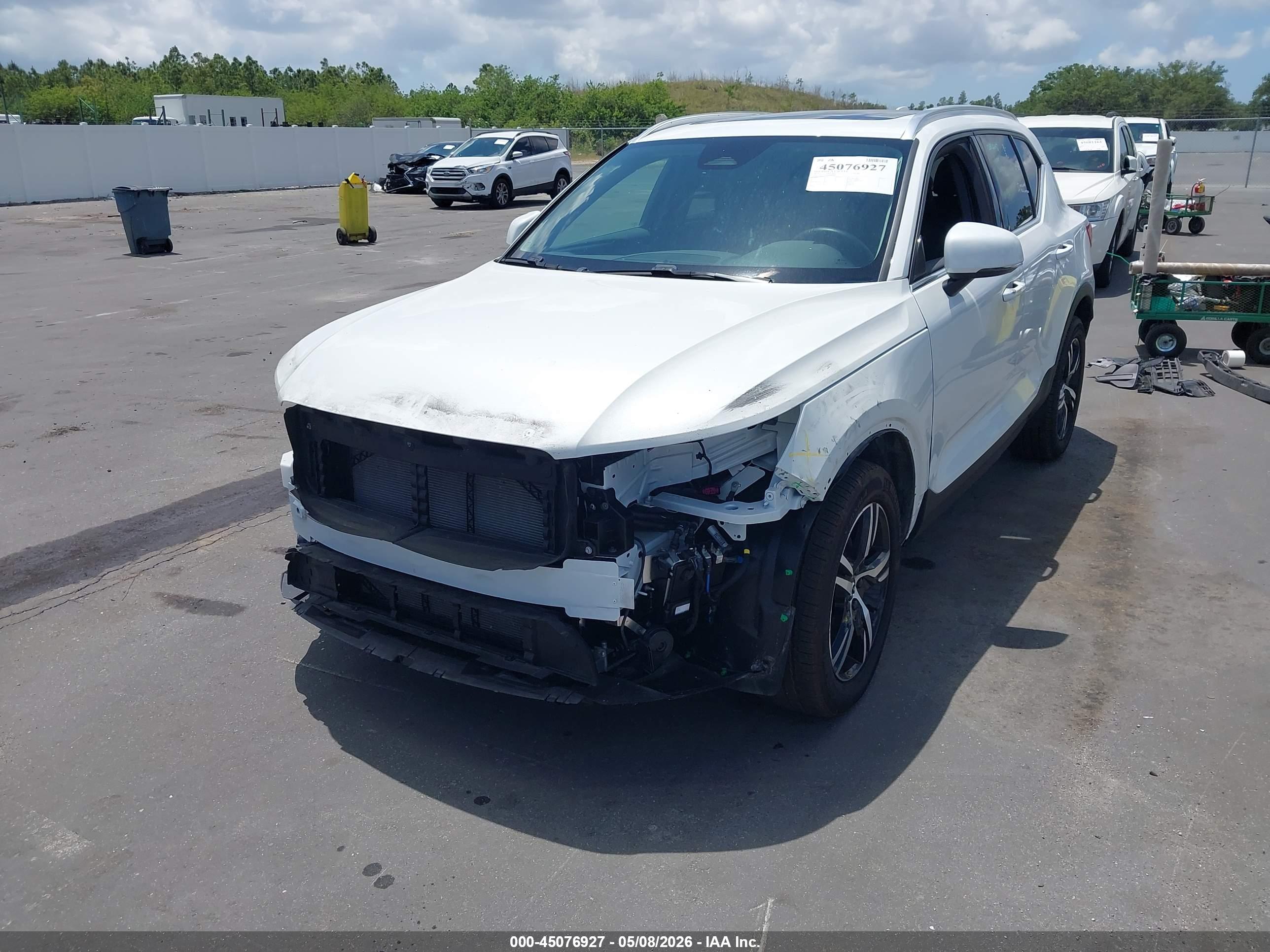 VOLVO XC40 image 2