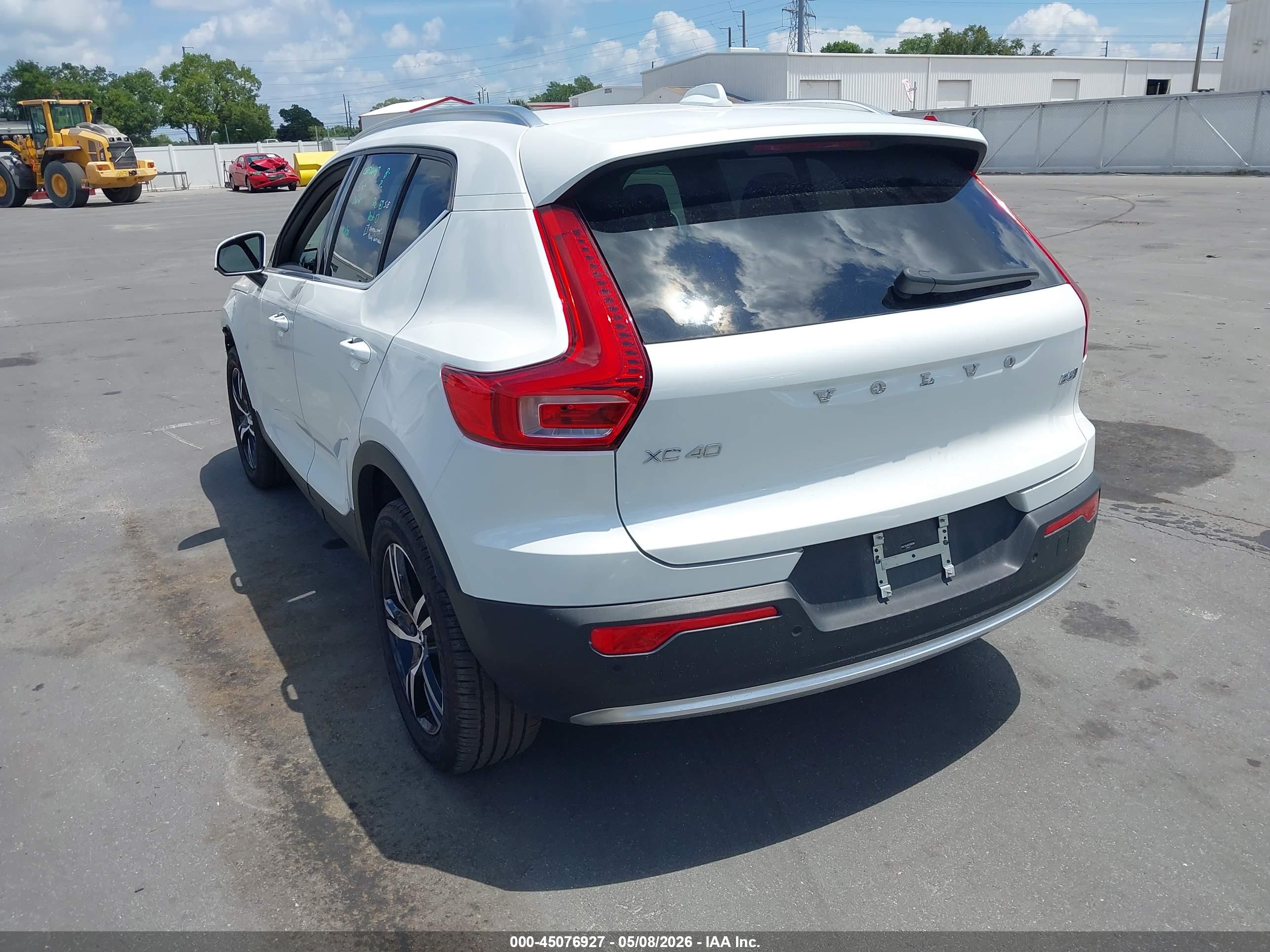 VOLVO XC40 image 3