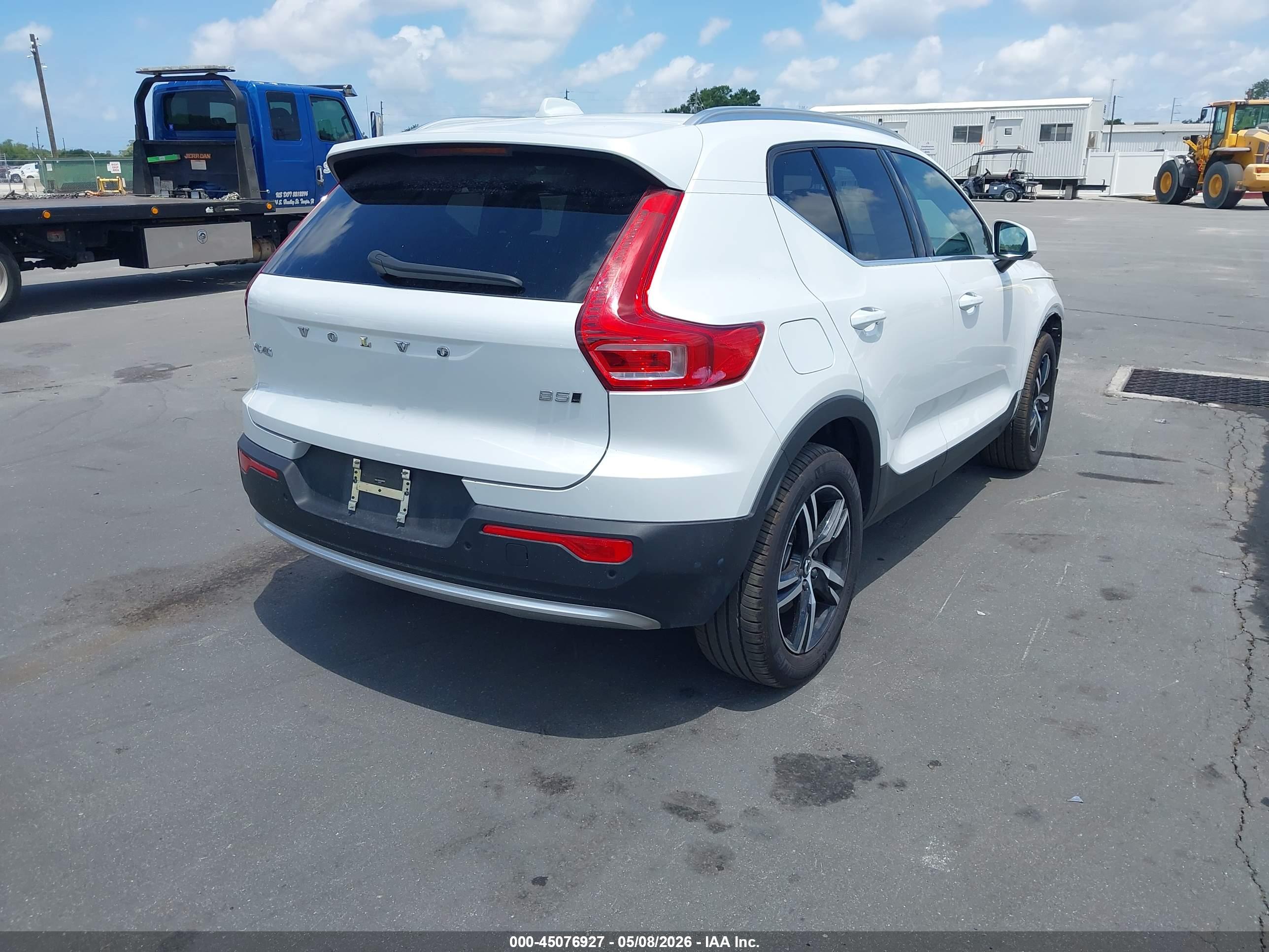 VOLVO XC40 image 4