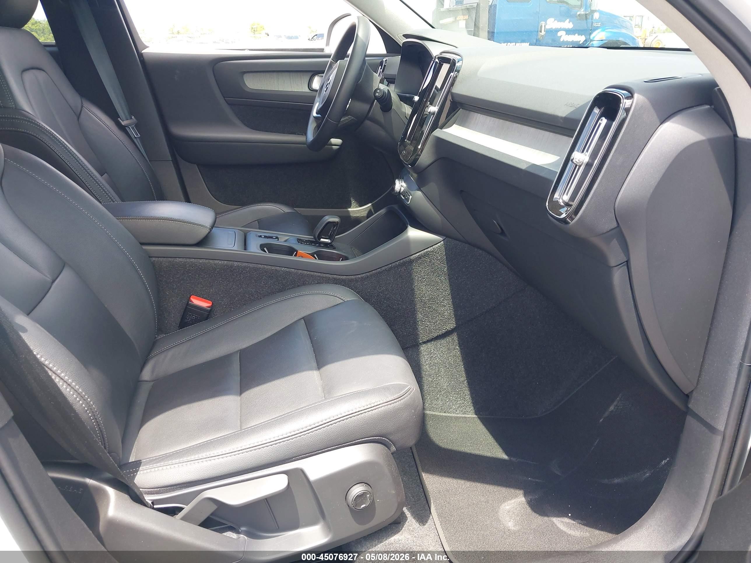 VOLVO XC40 image 5