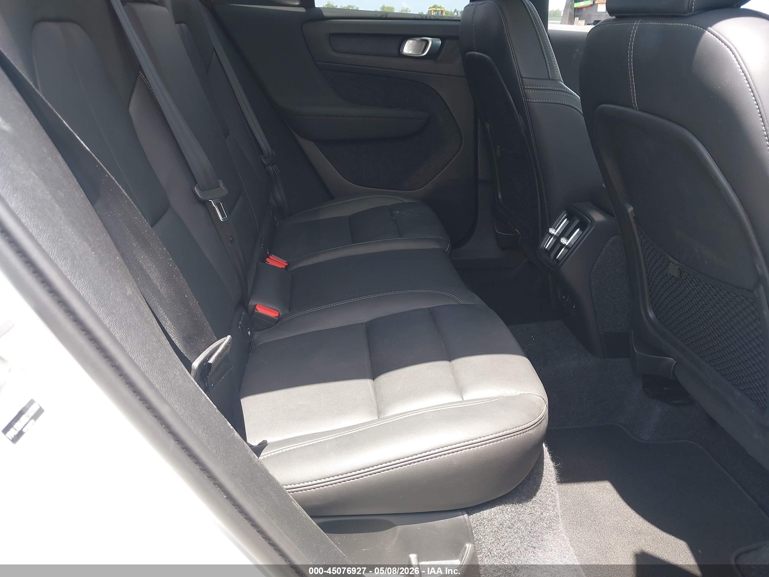 VOLVO XC40 image 8