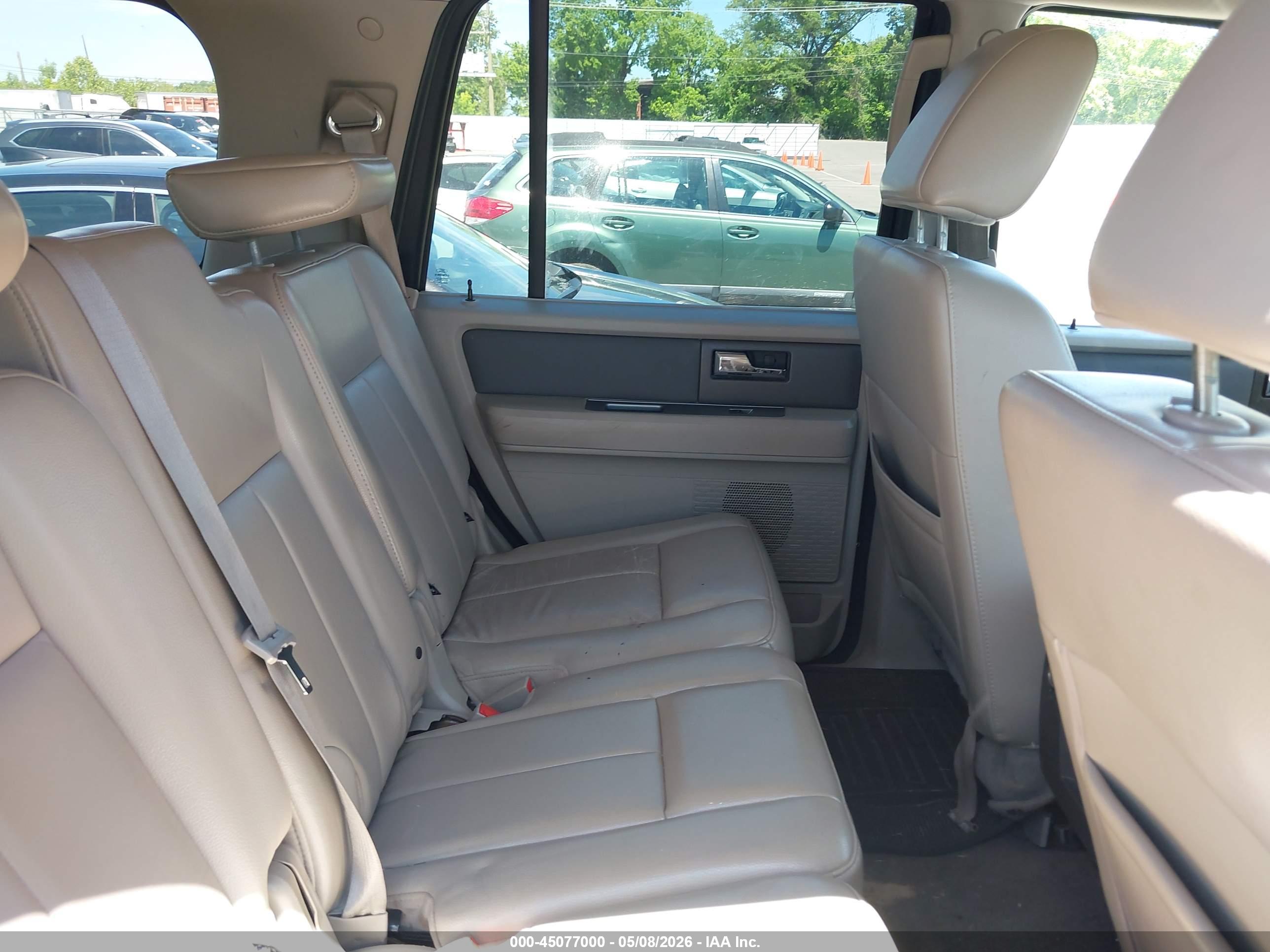 FORD EXPEDITION image 8