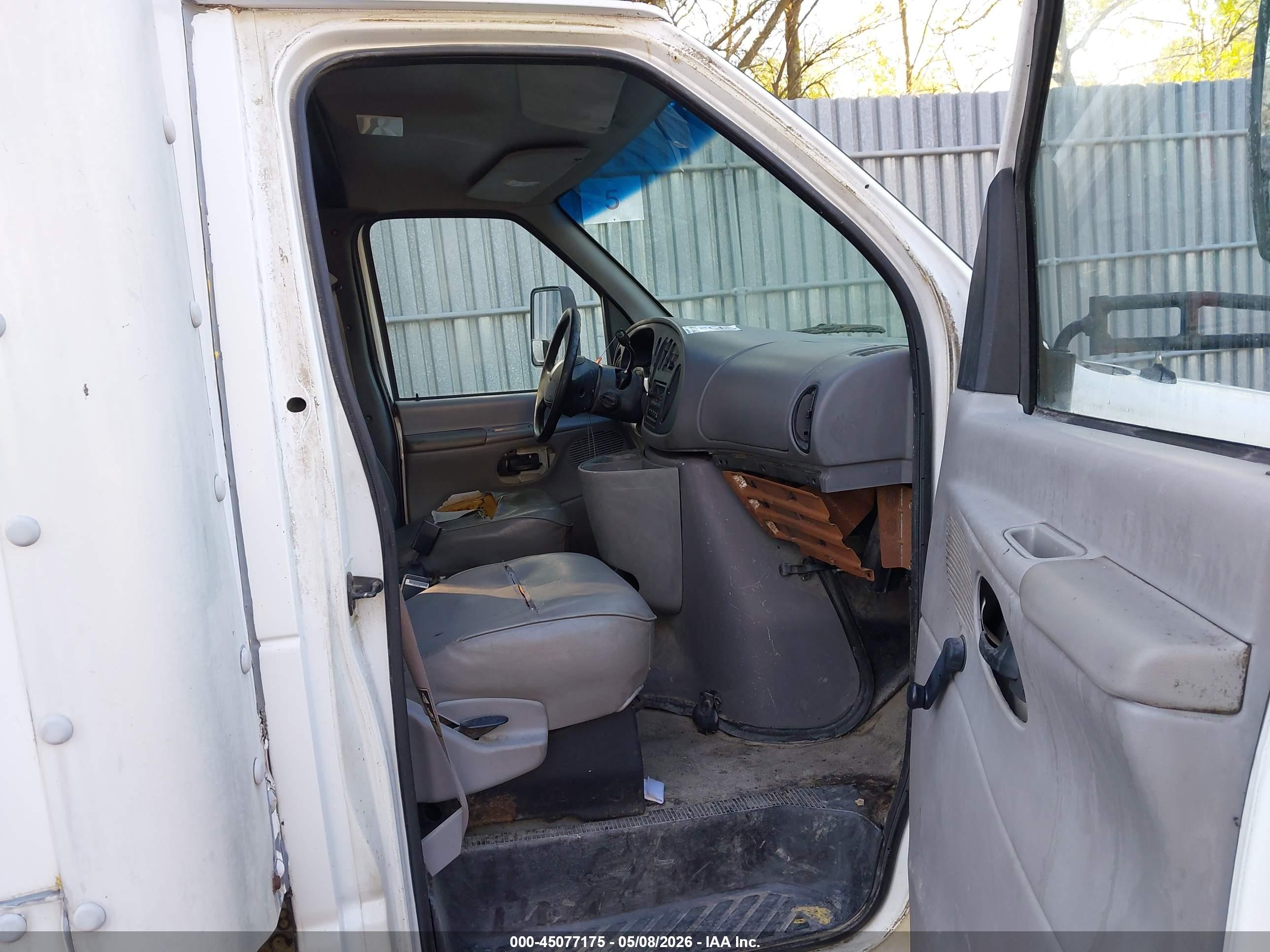 FORD E-350 image 8