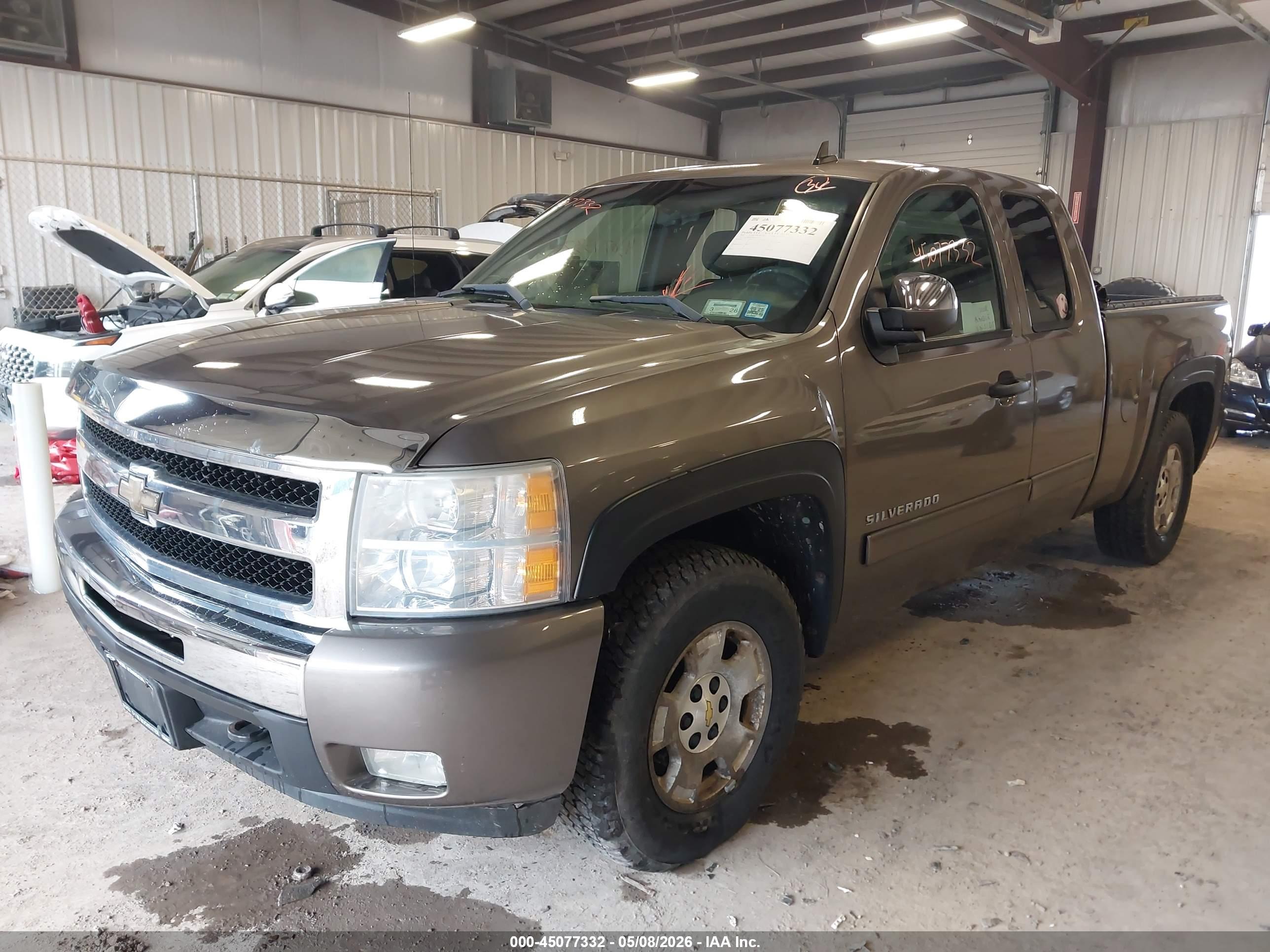 CHEVROLET SILVERADO image 2