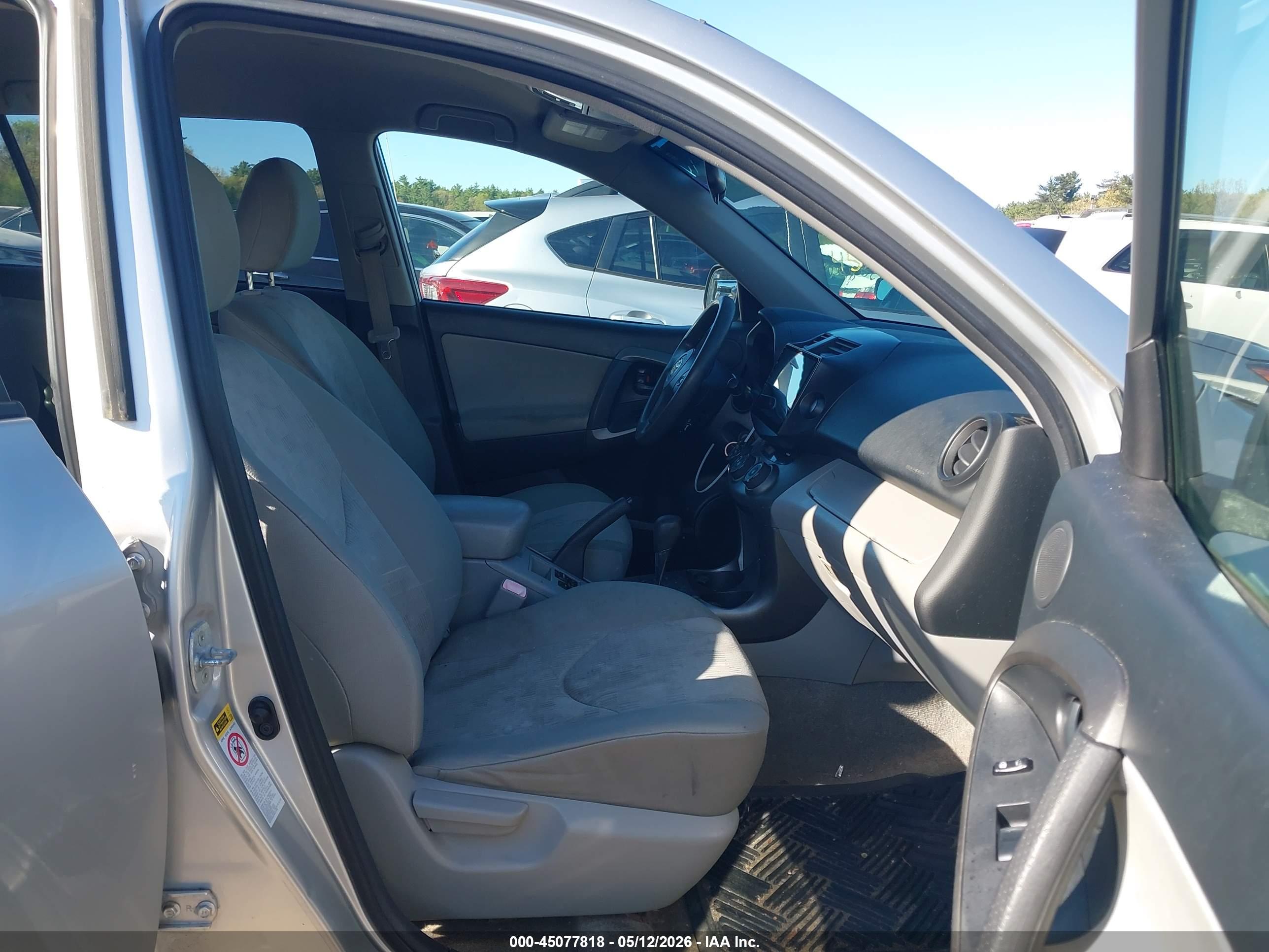 TOYOTA RAV4 image 5