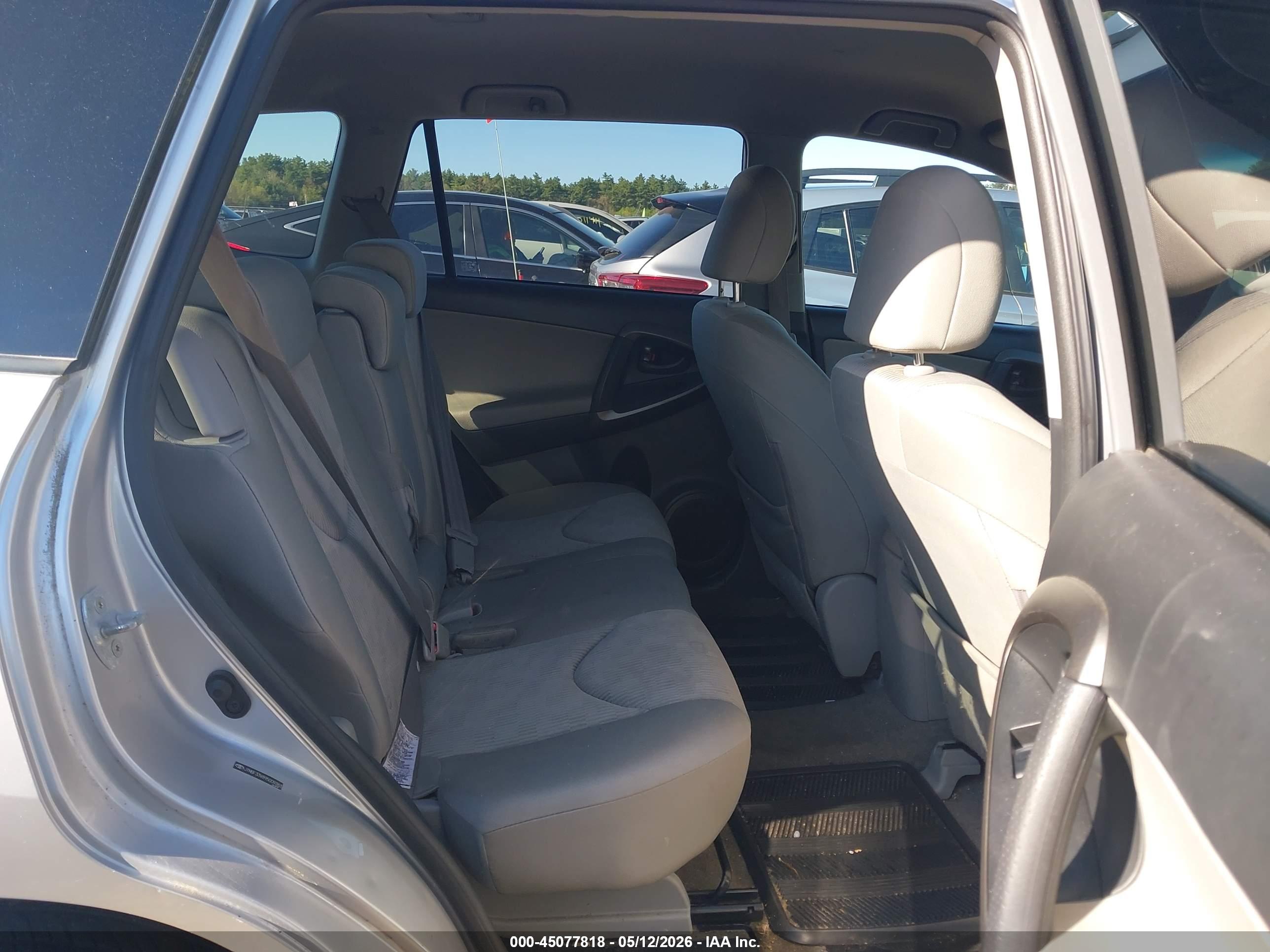 TOYOTA RAV4 image 8