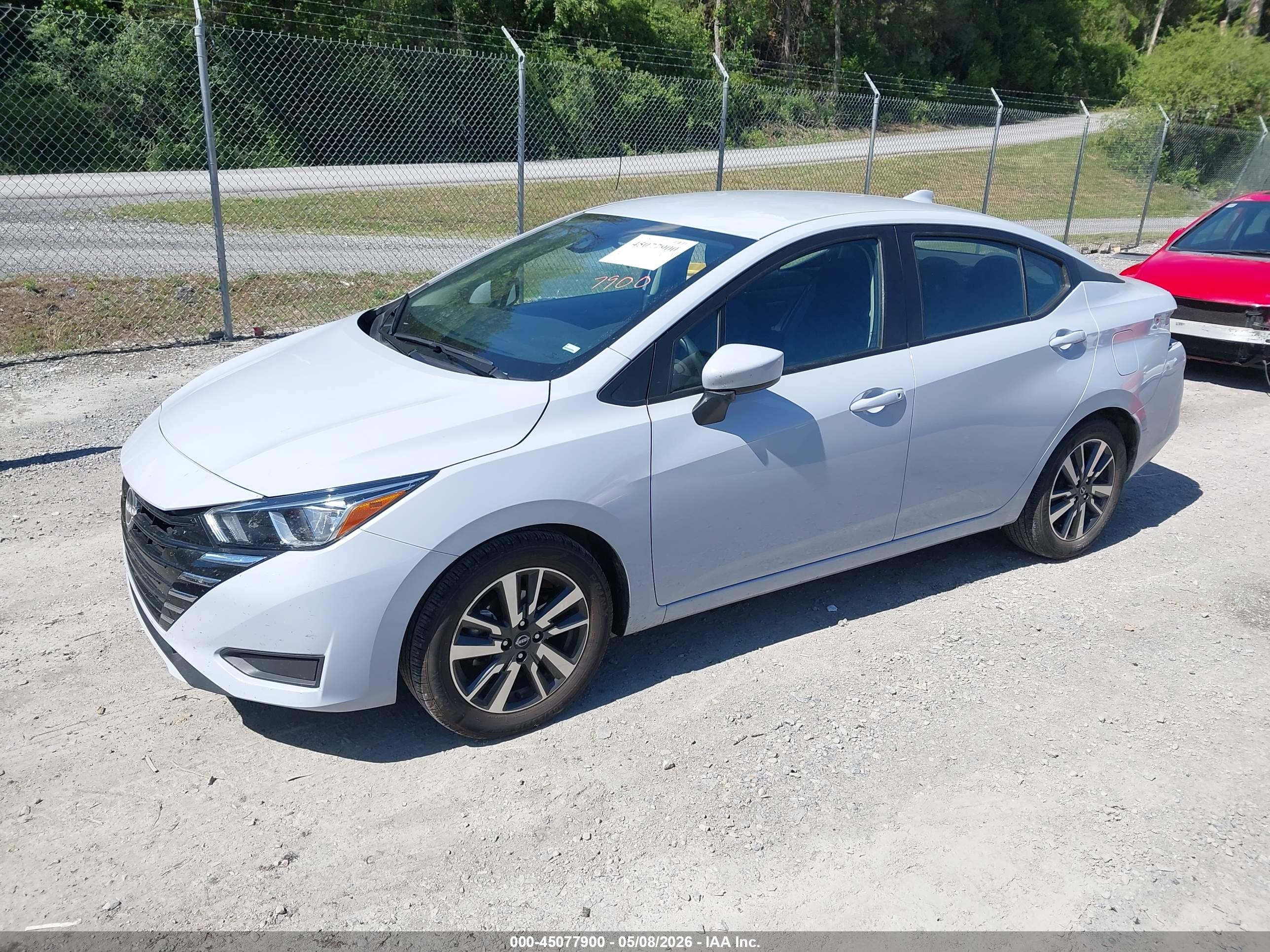 NISSAN VERSA image 2