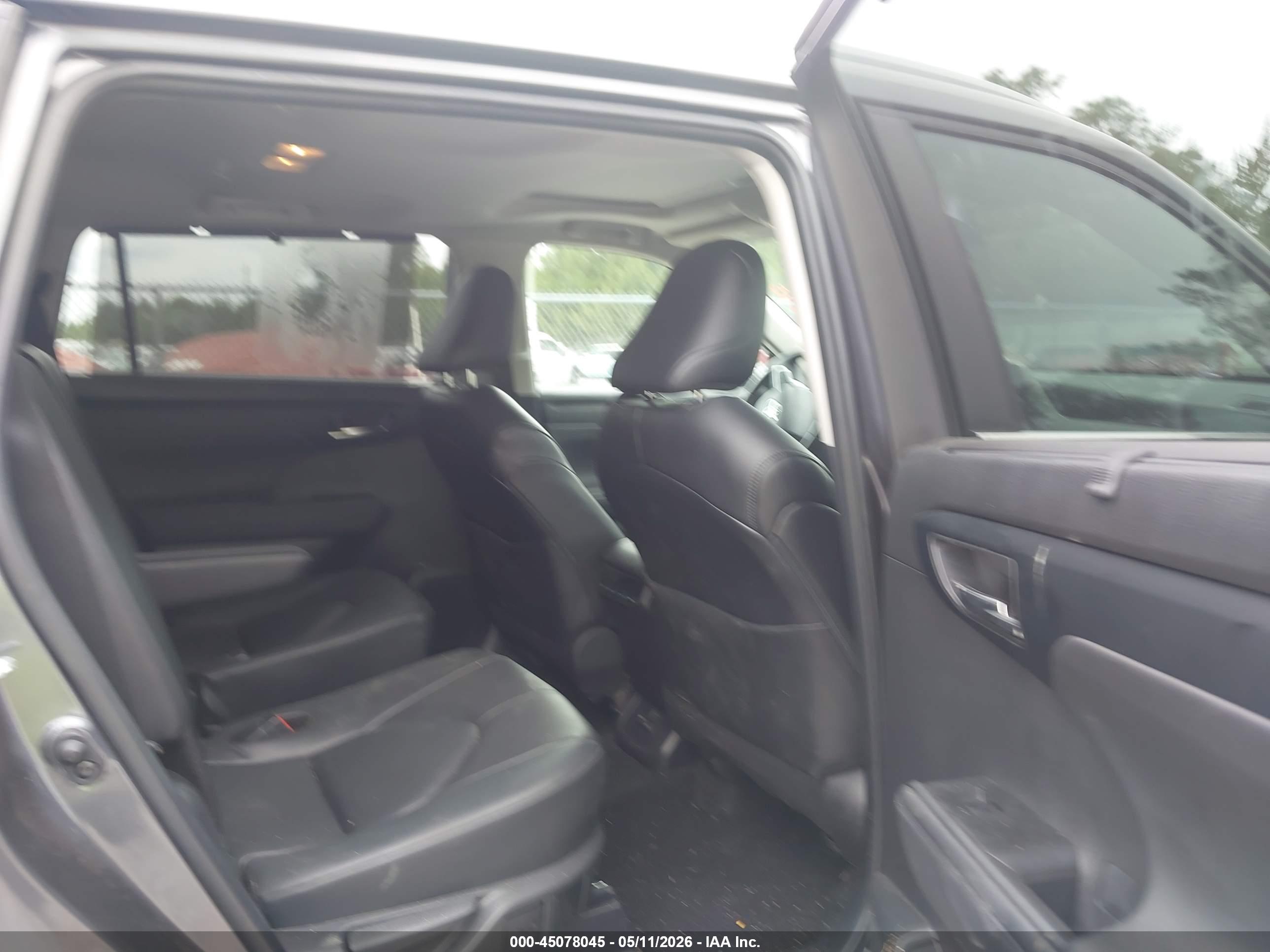 TOYOTA HIGHLANDER image 8