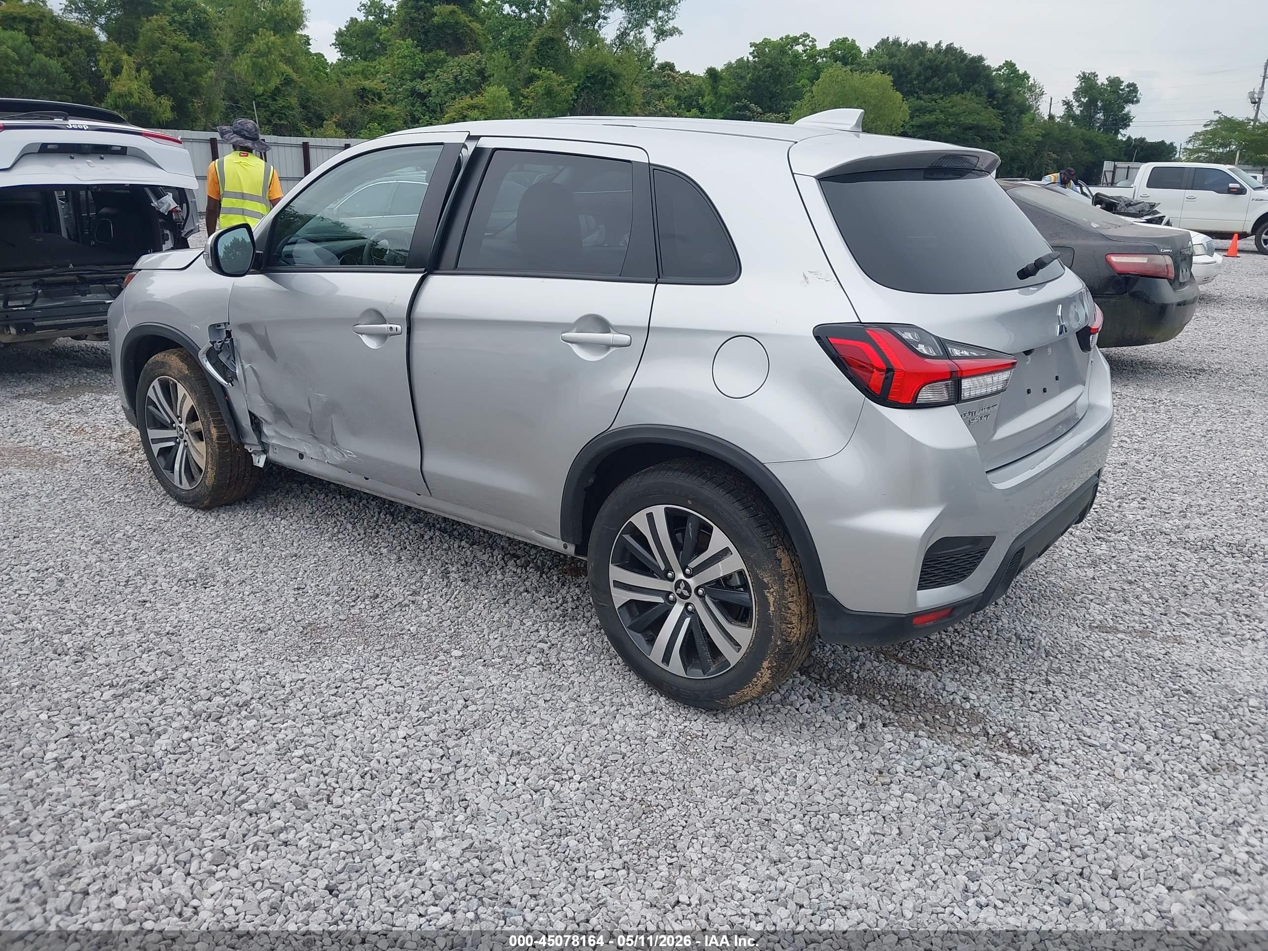 MITSUBISHI OUTLANDER image 3