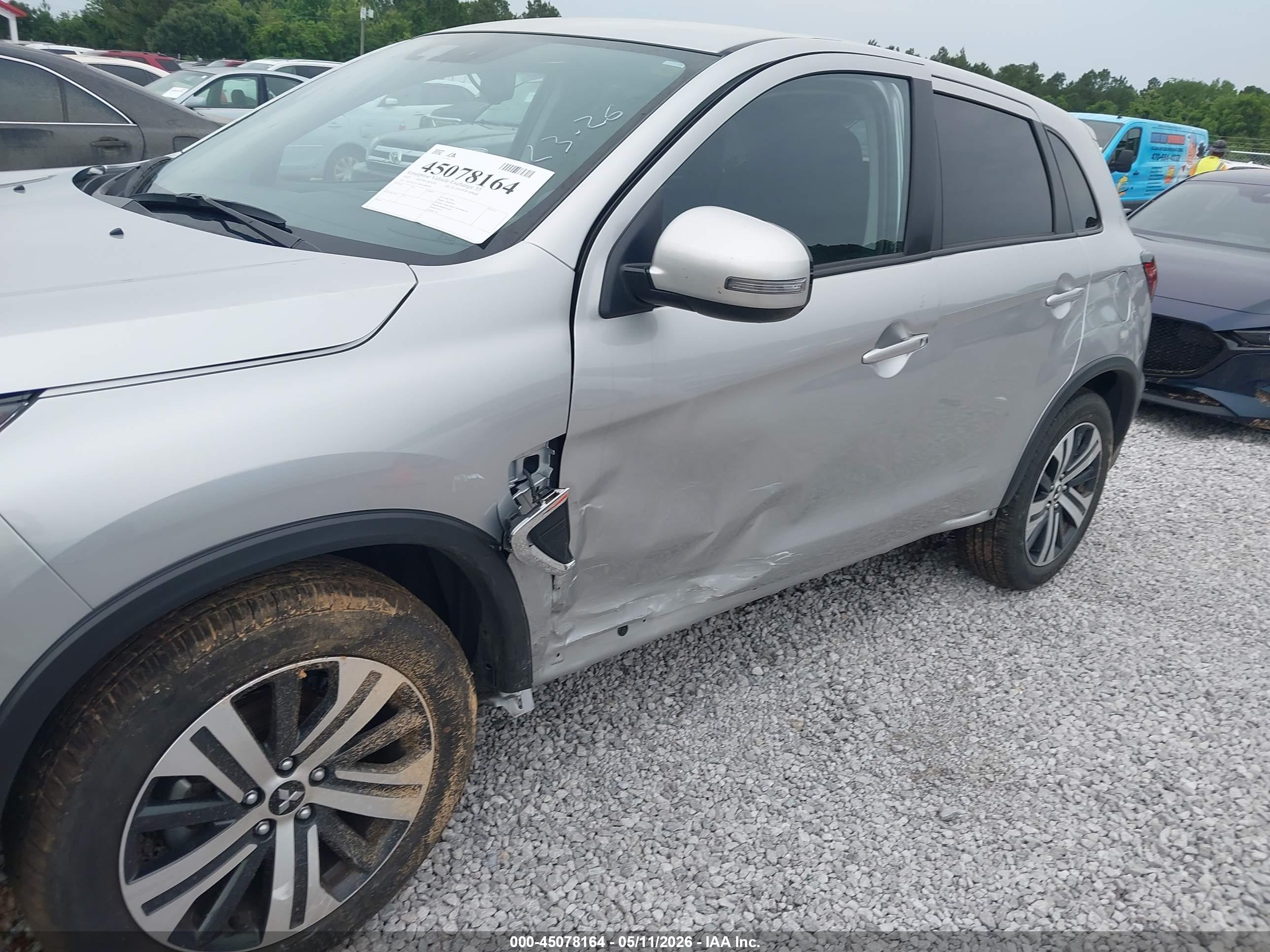 MITSUBISHI OUTLANDER image 6