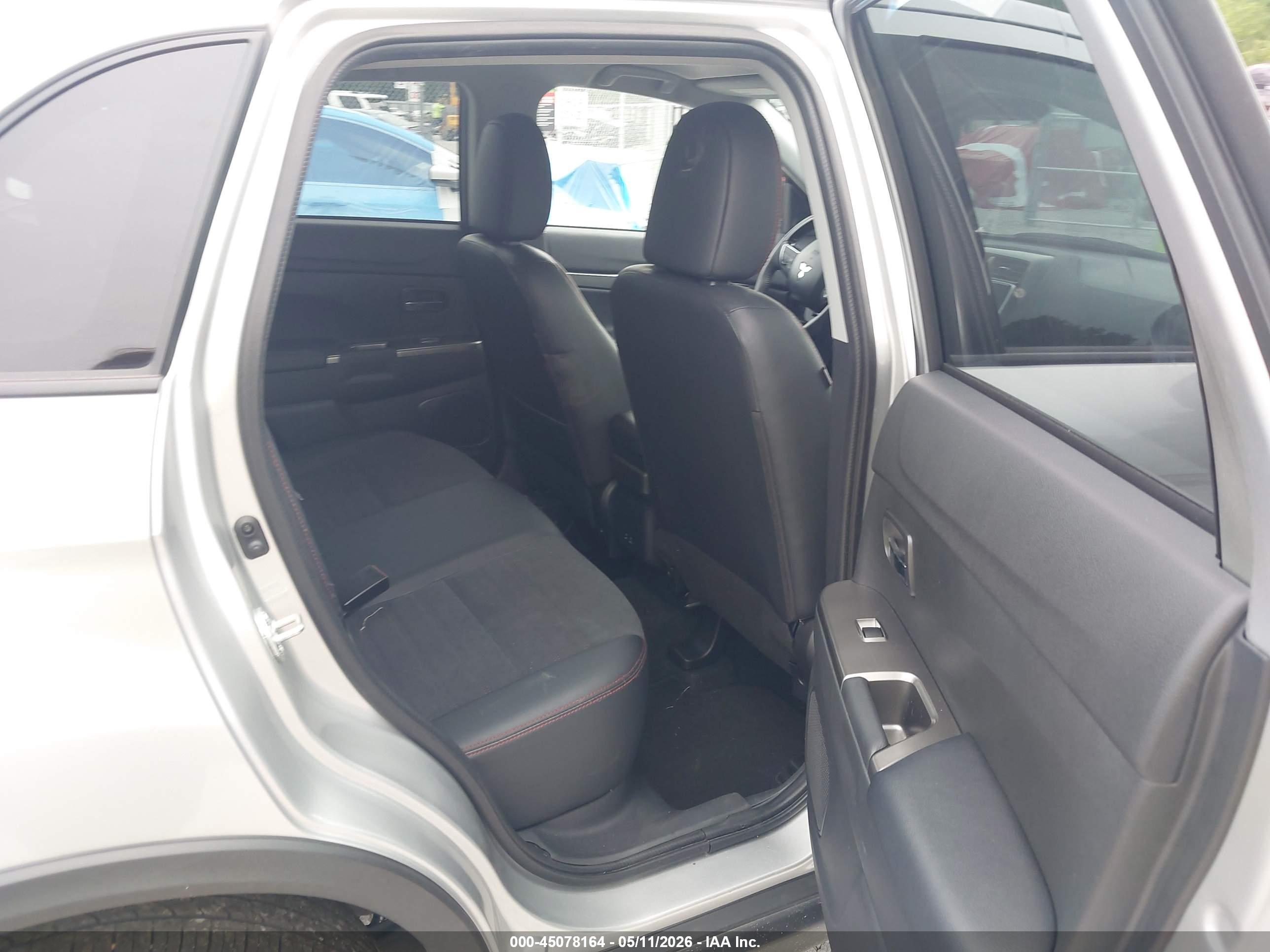 MITSUBISHI OUTLANDER image 8