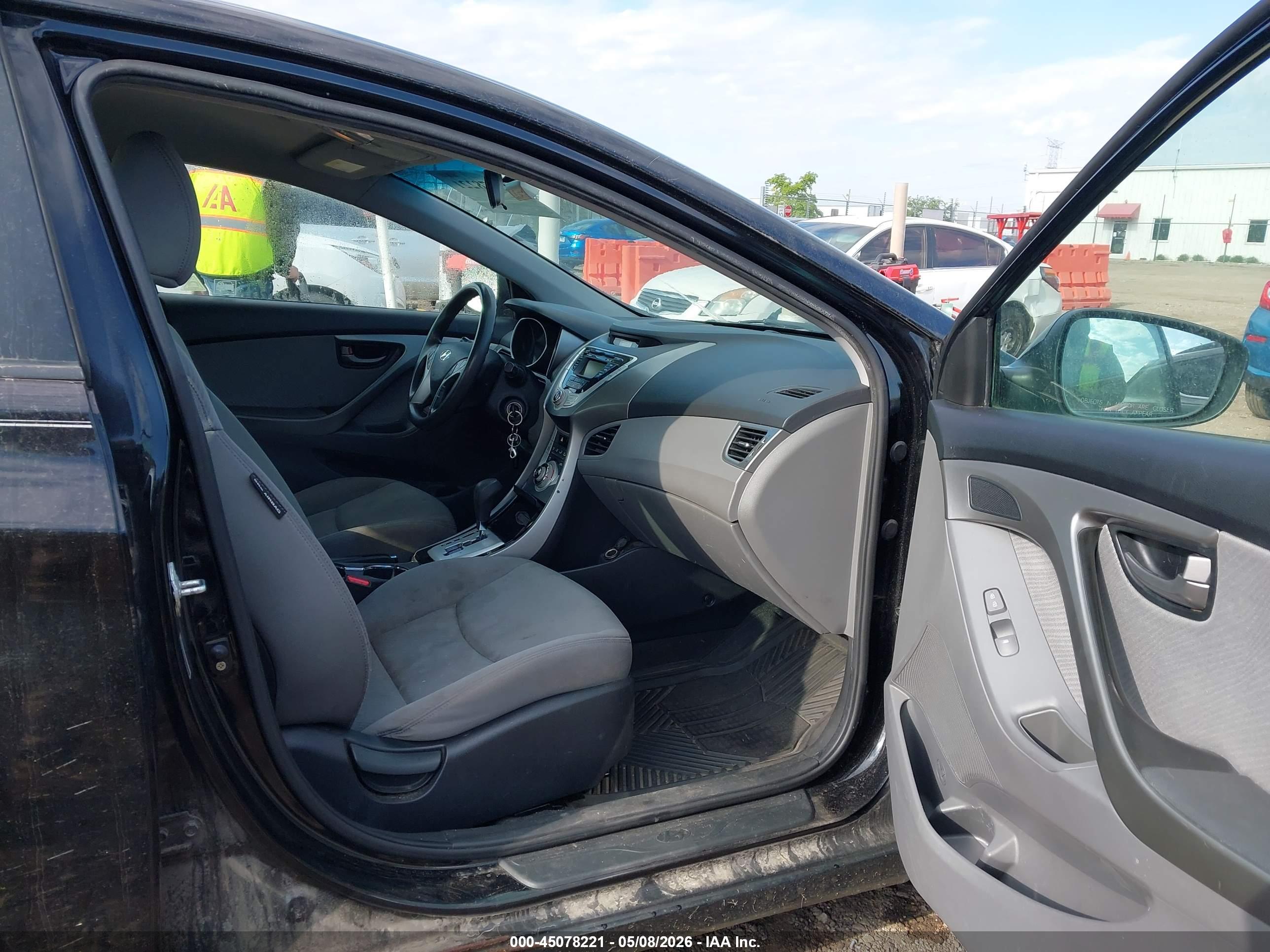 HYUNDAI ELANTRA image 5