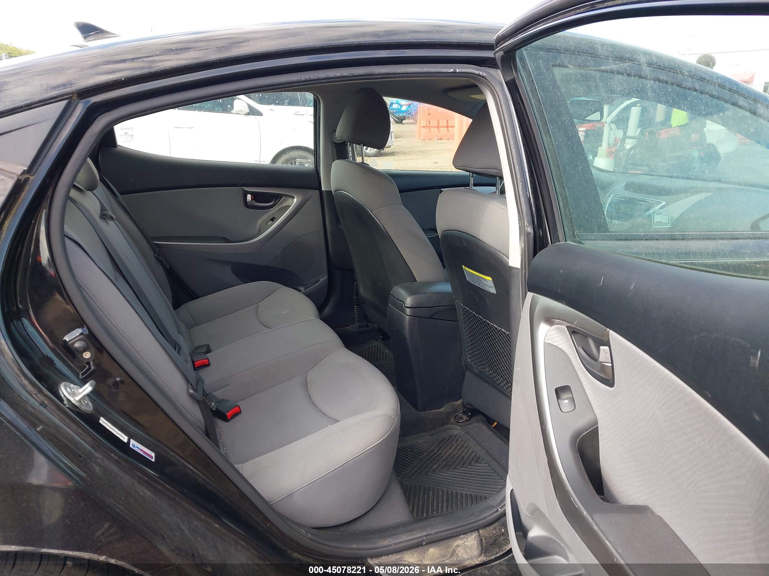 HYUNDAI ELANTRA image 8