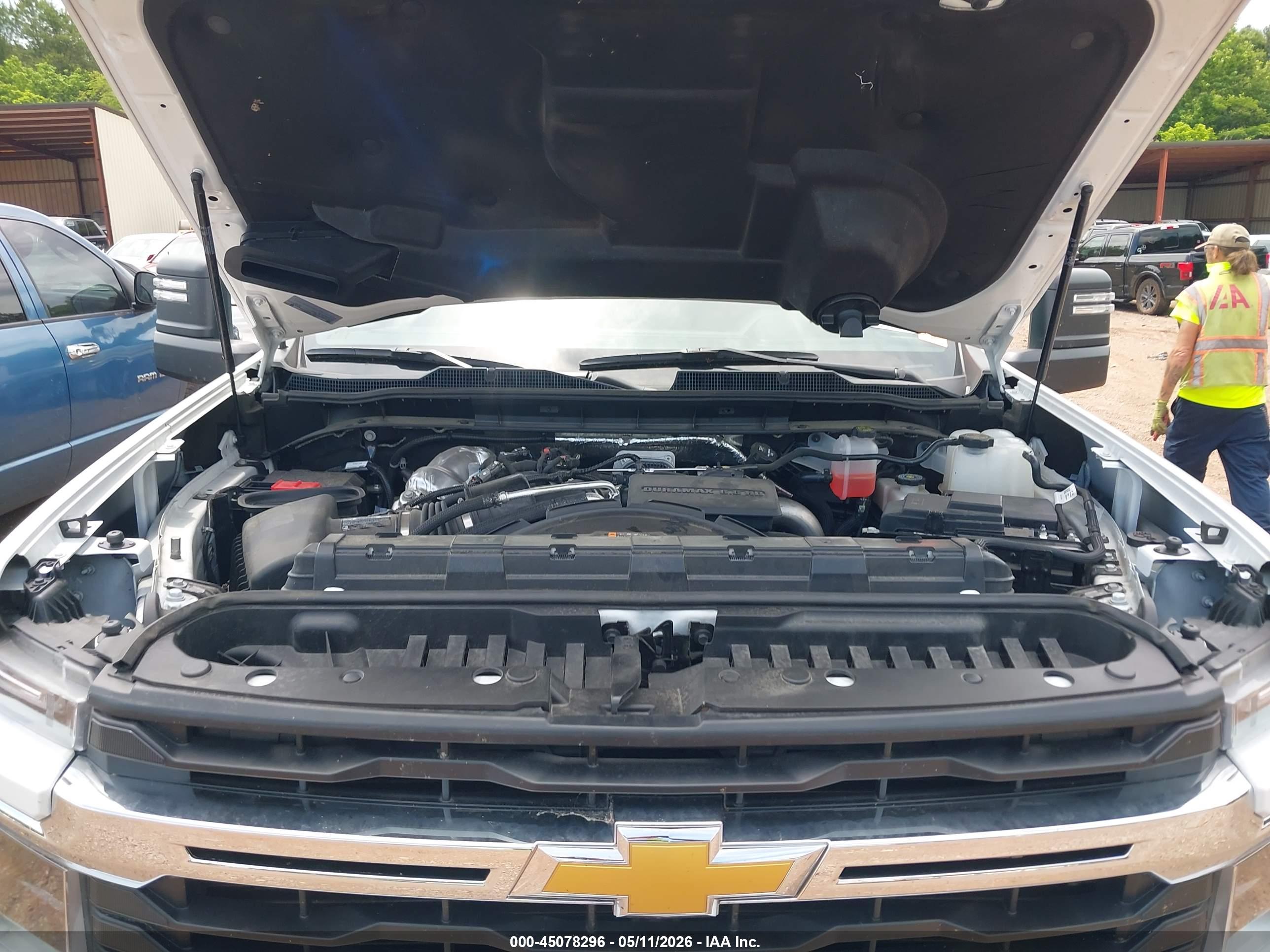 CHEVROLET SILVERADO image 10