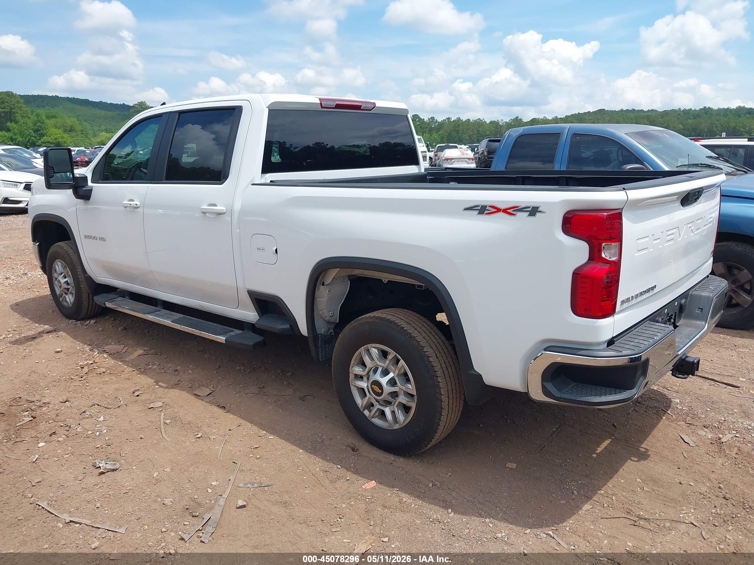 CHEVROLET SILVERADO image 3