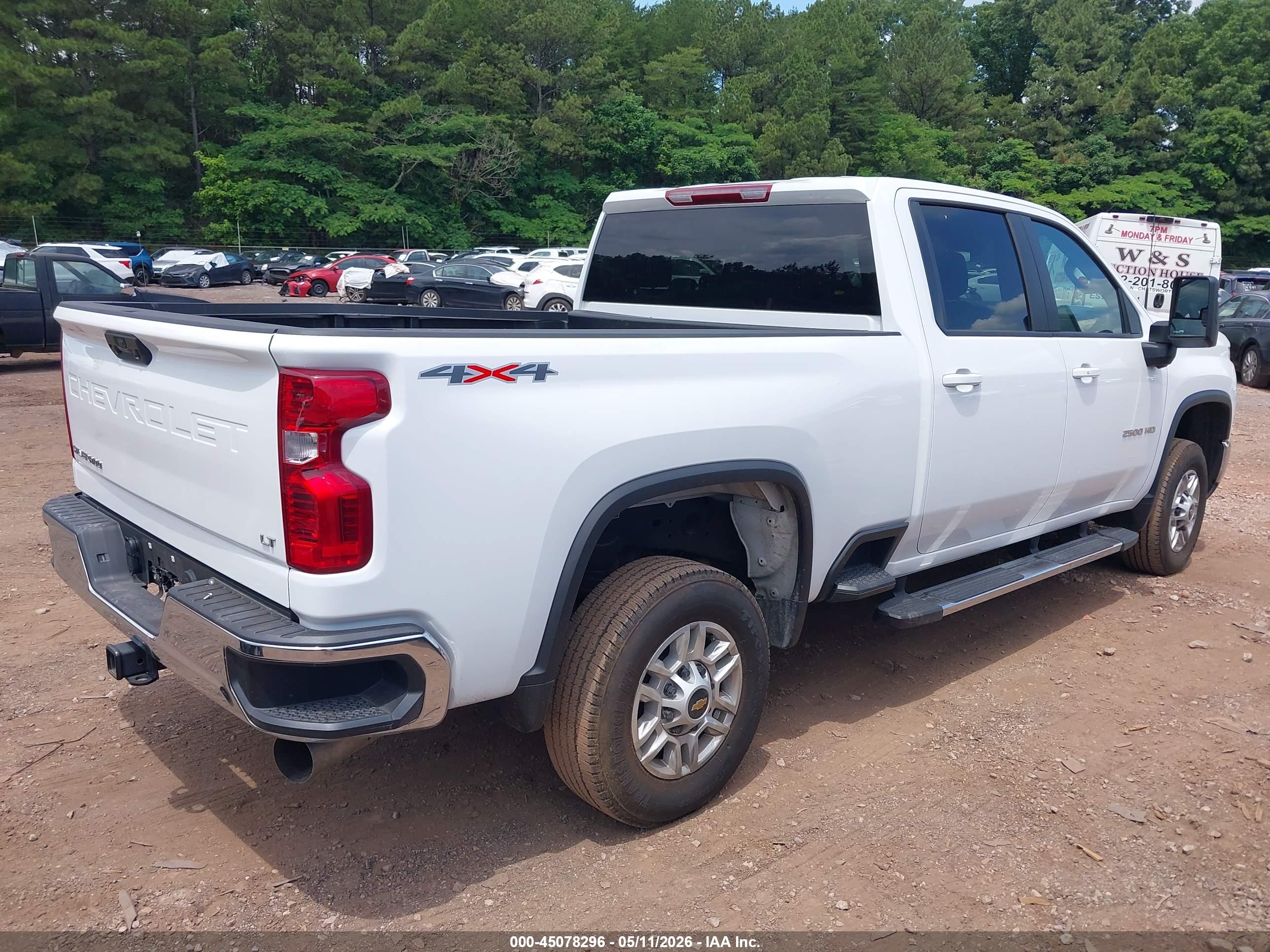 CHEVROLET SILVERADO image 4
