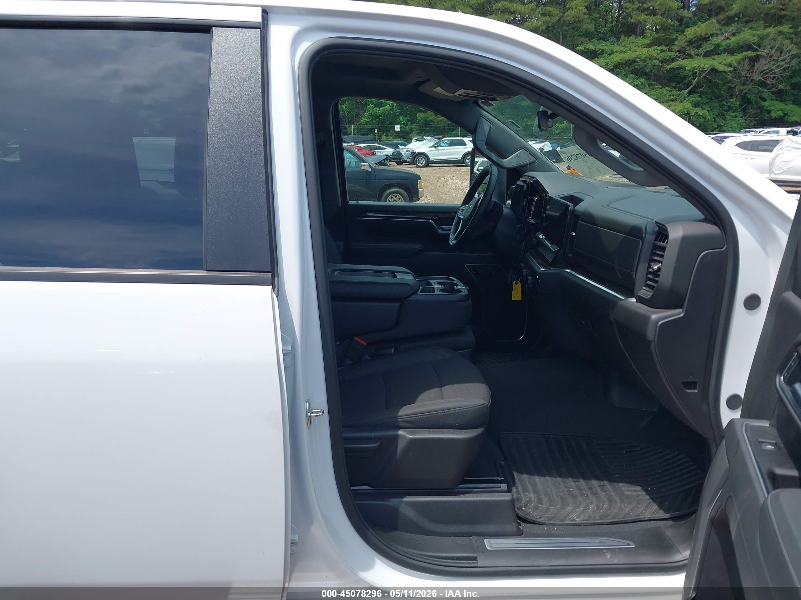 CHEVROLET SILVERADO image 5