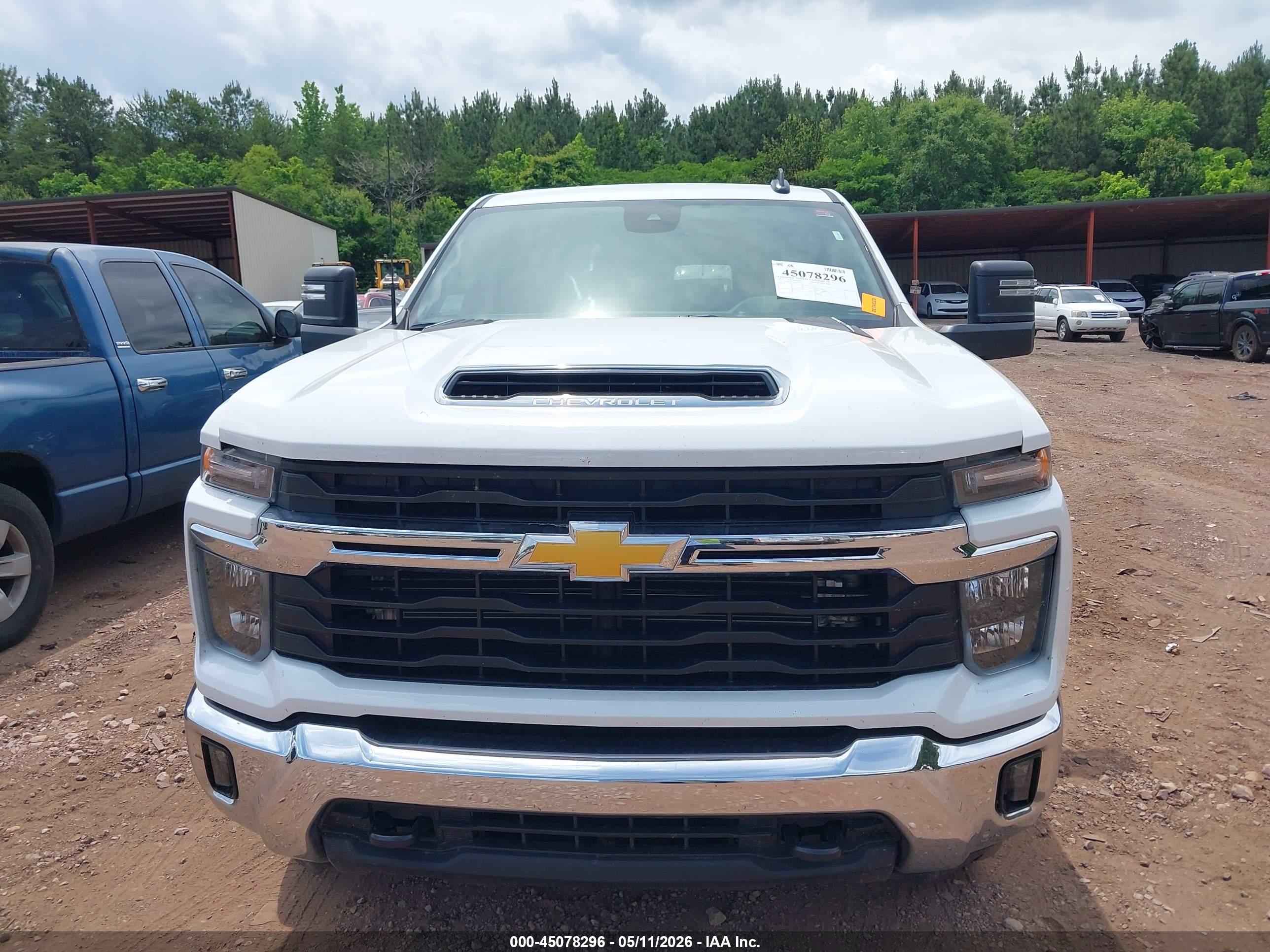 CHEVROLET SILVERADO image 6
