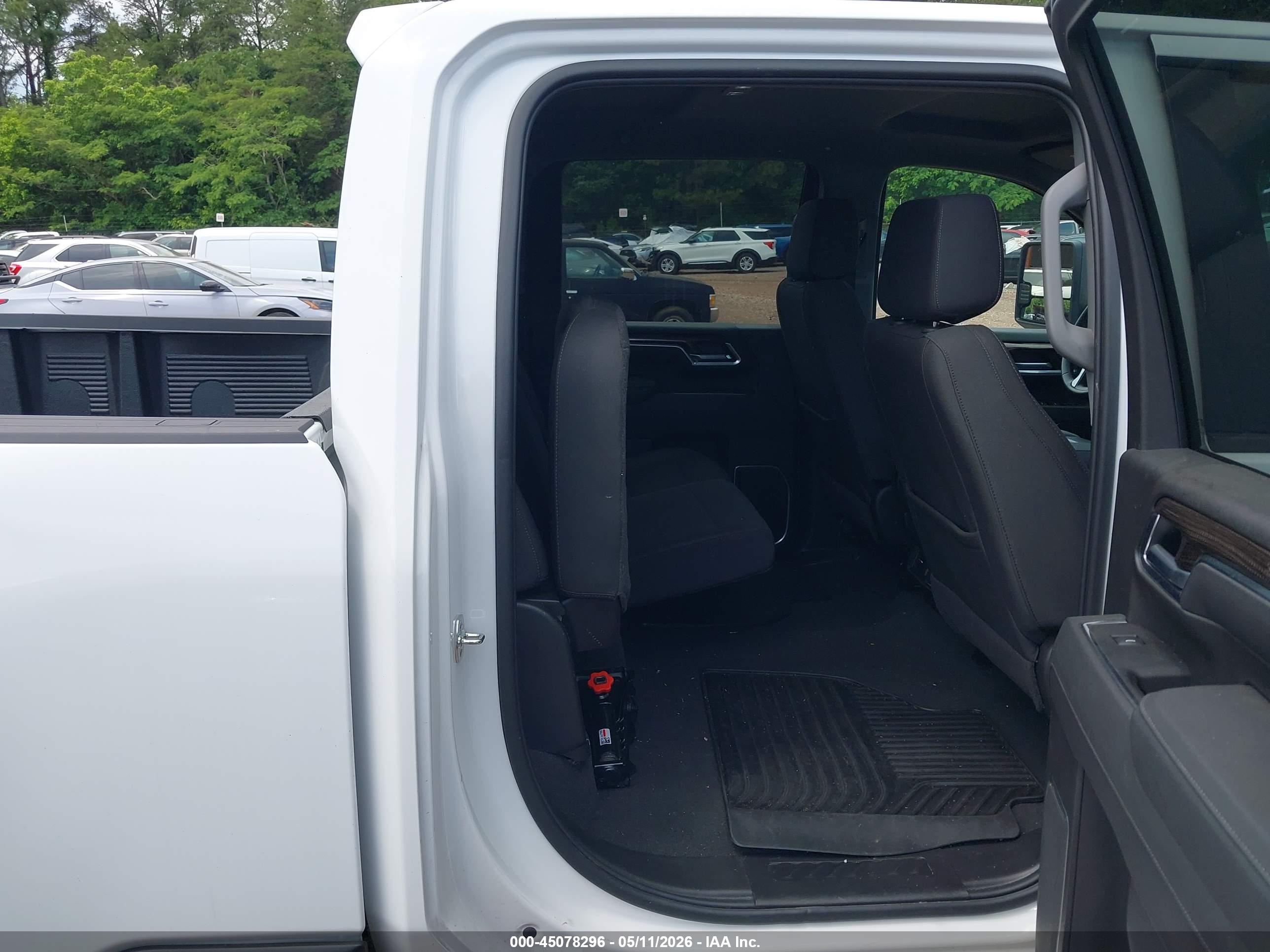 CHEVROLET SILVERADO image 8