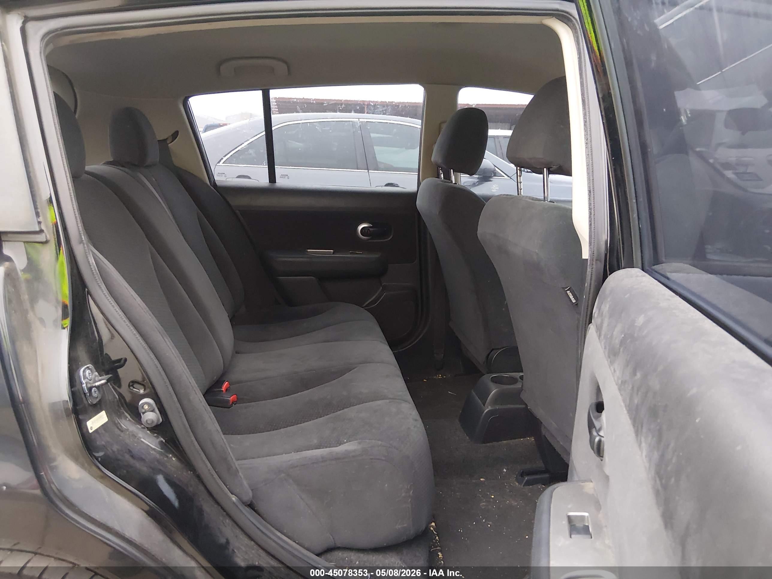 NISSAN VERSA image 8