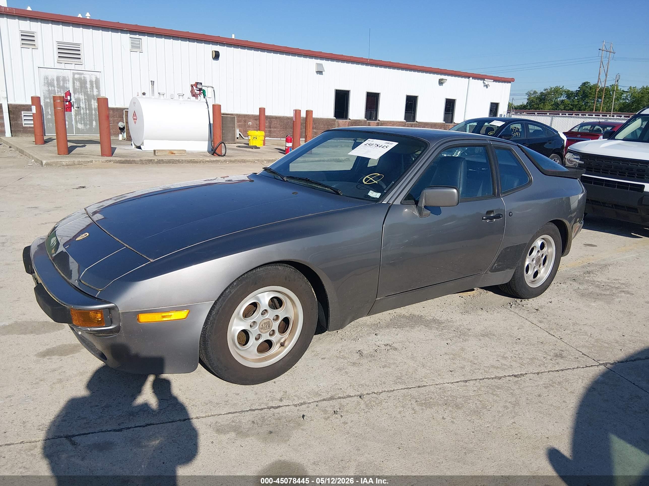 PORSCHE 944 image 2