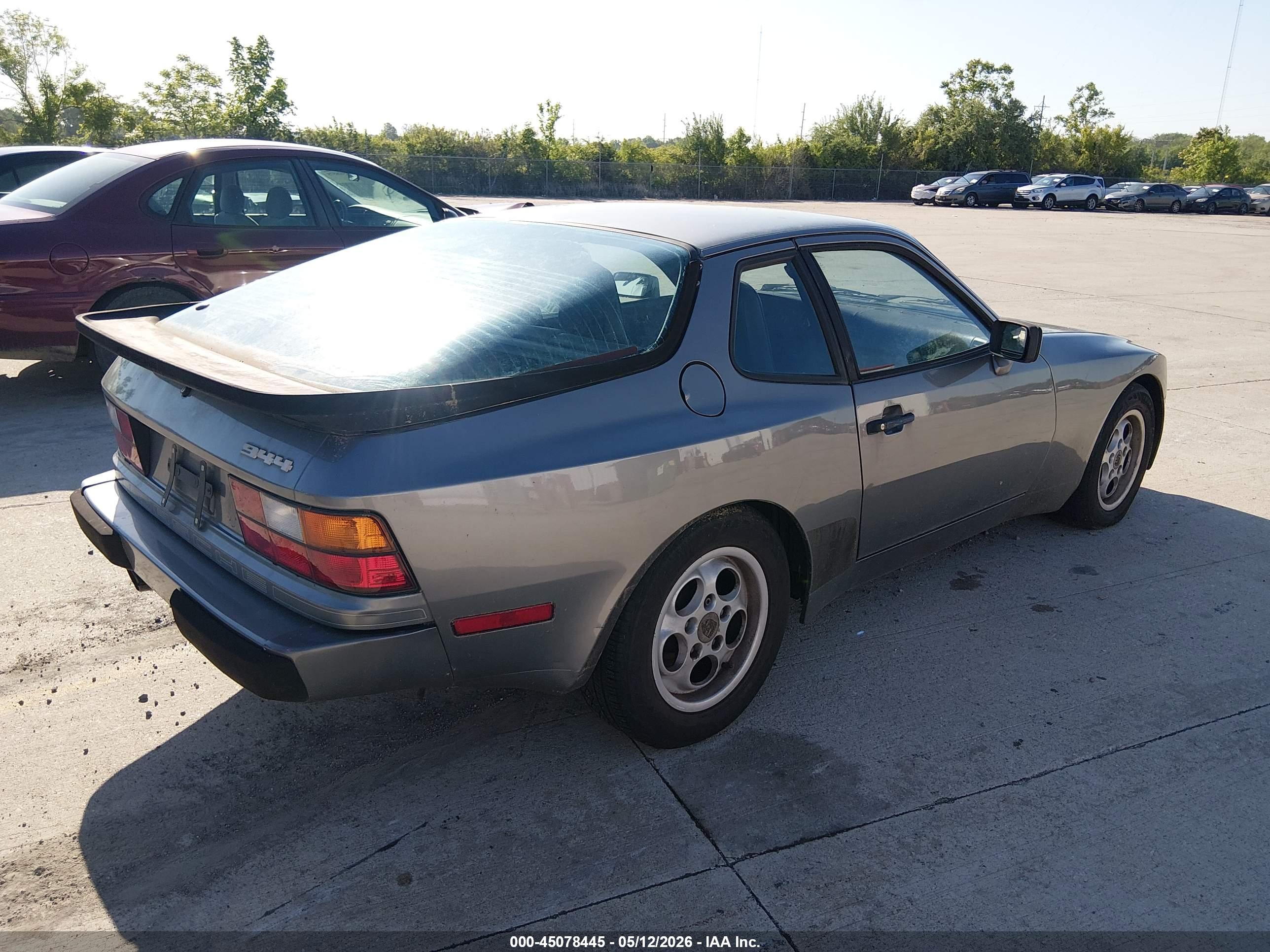 PORSCHE 944 image 4