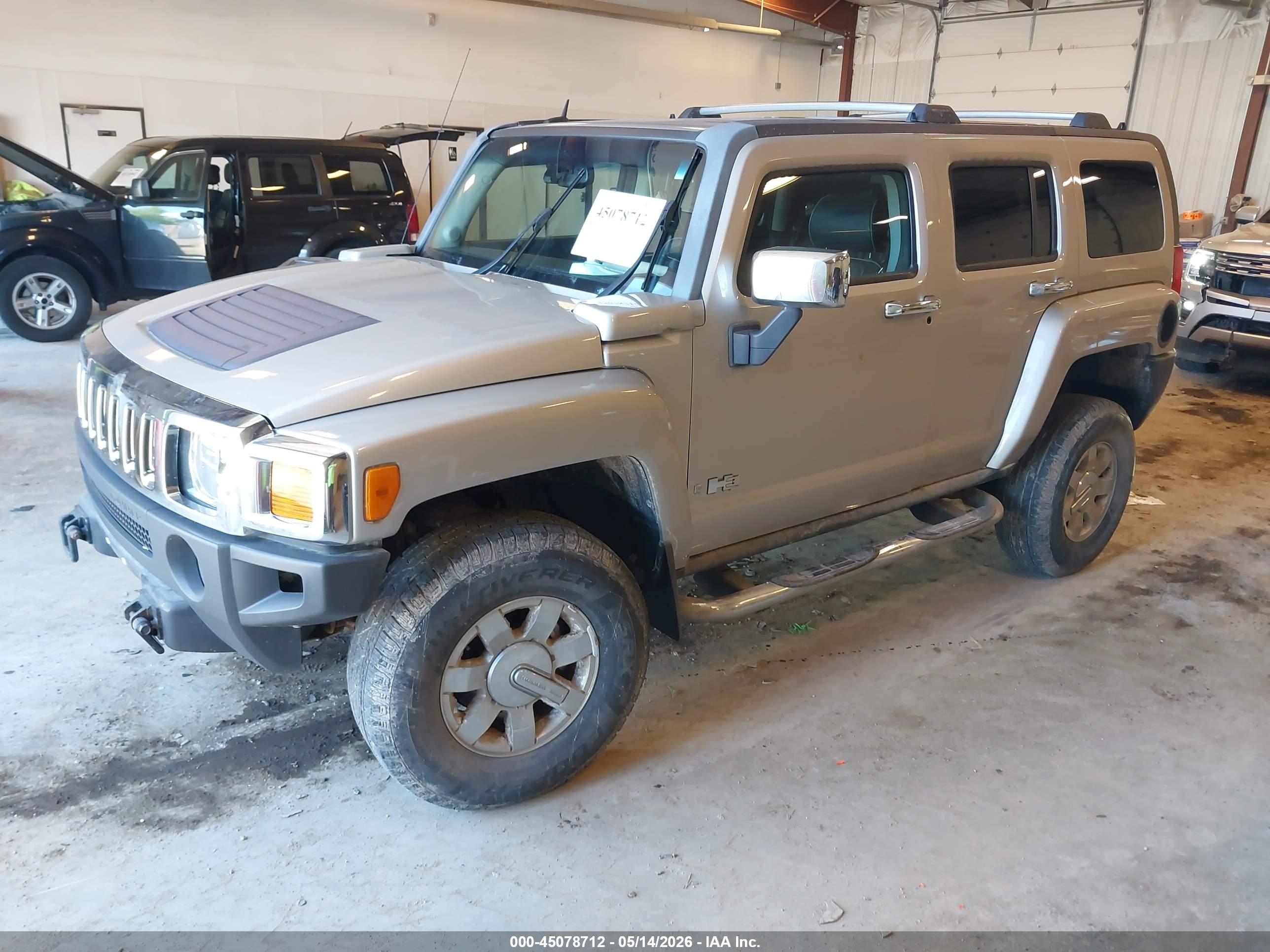 HUMMER H3 image 2