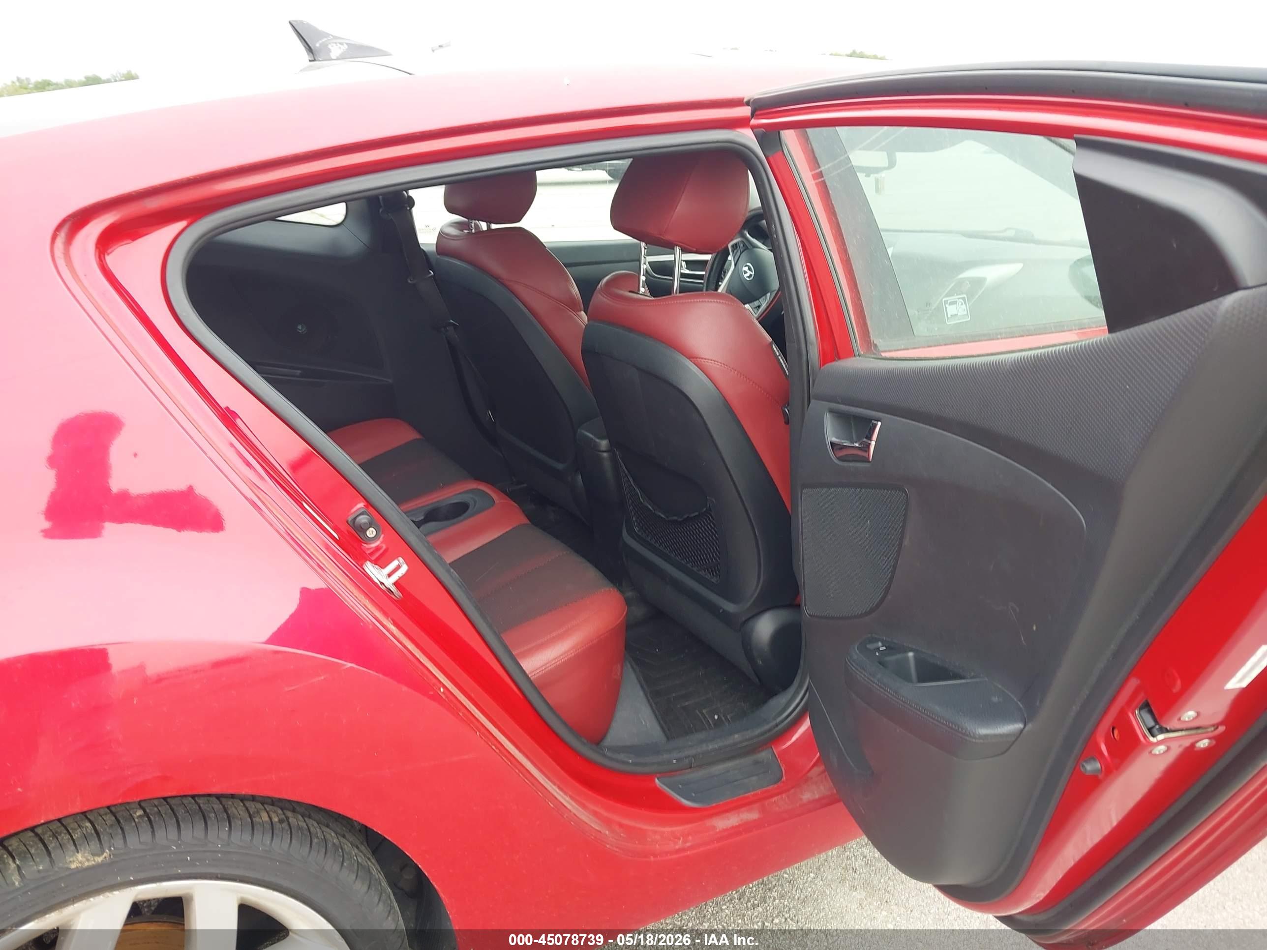 HYUNDAI VELOSTER image 8