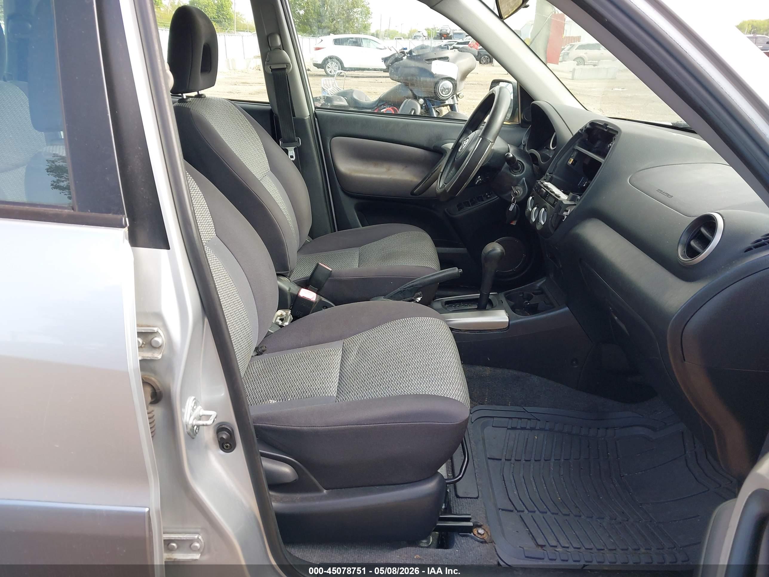 TOYOTA RAV4 image 5