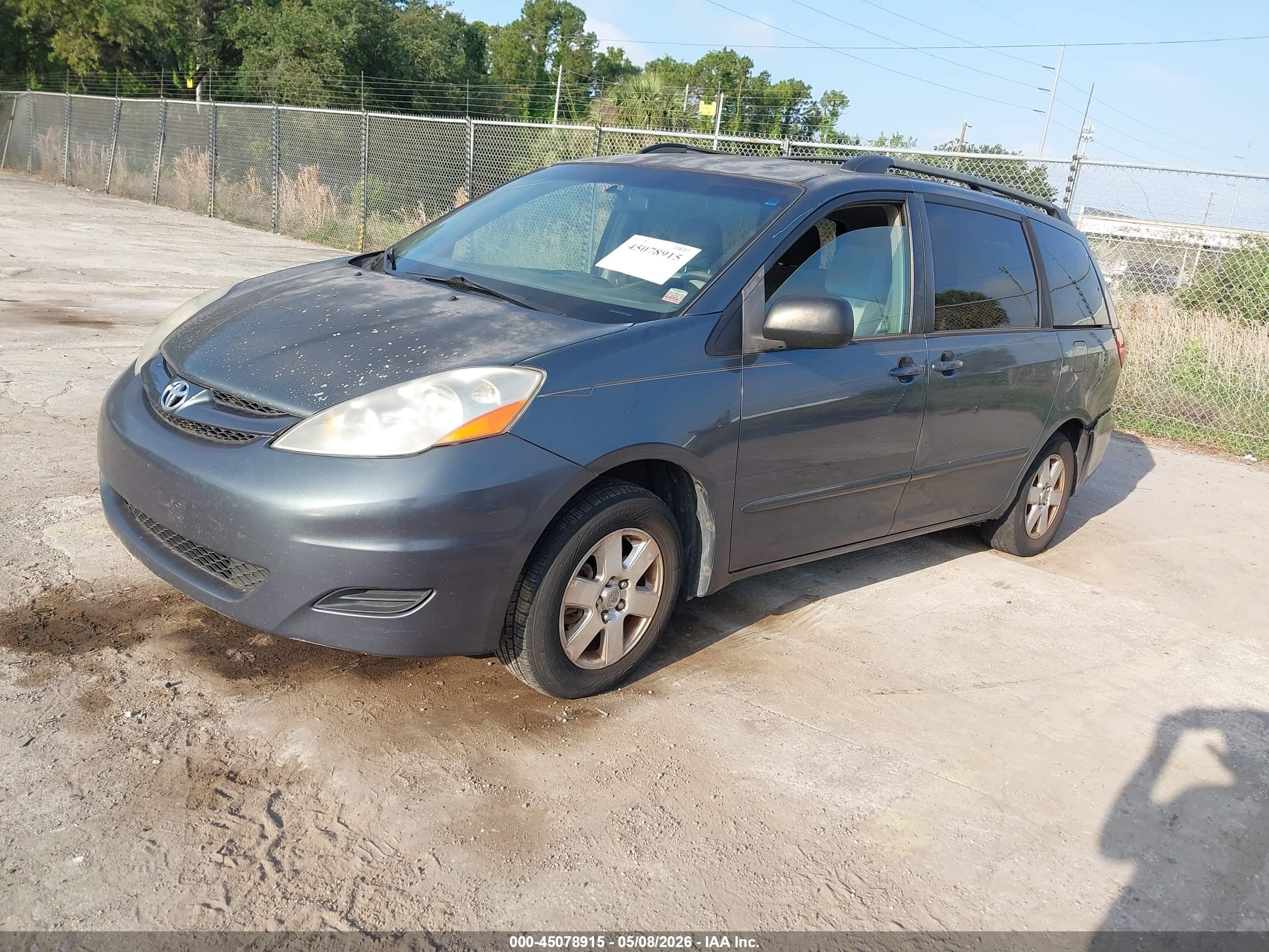 TOYOTA SIENNA image 2