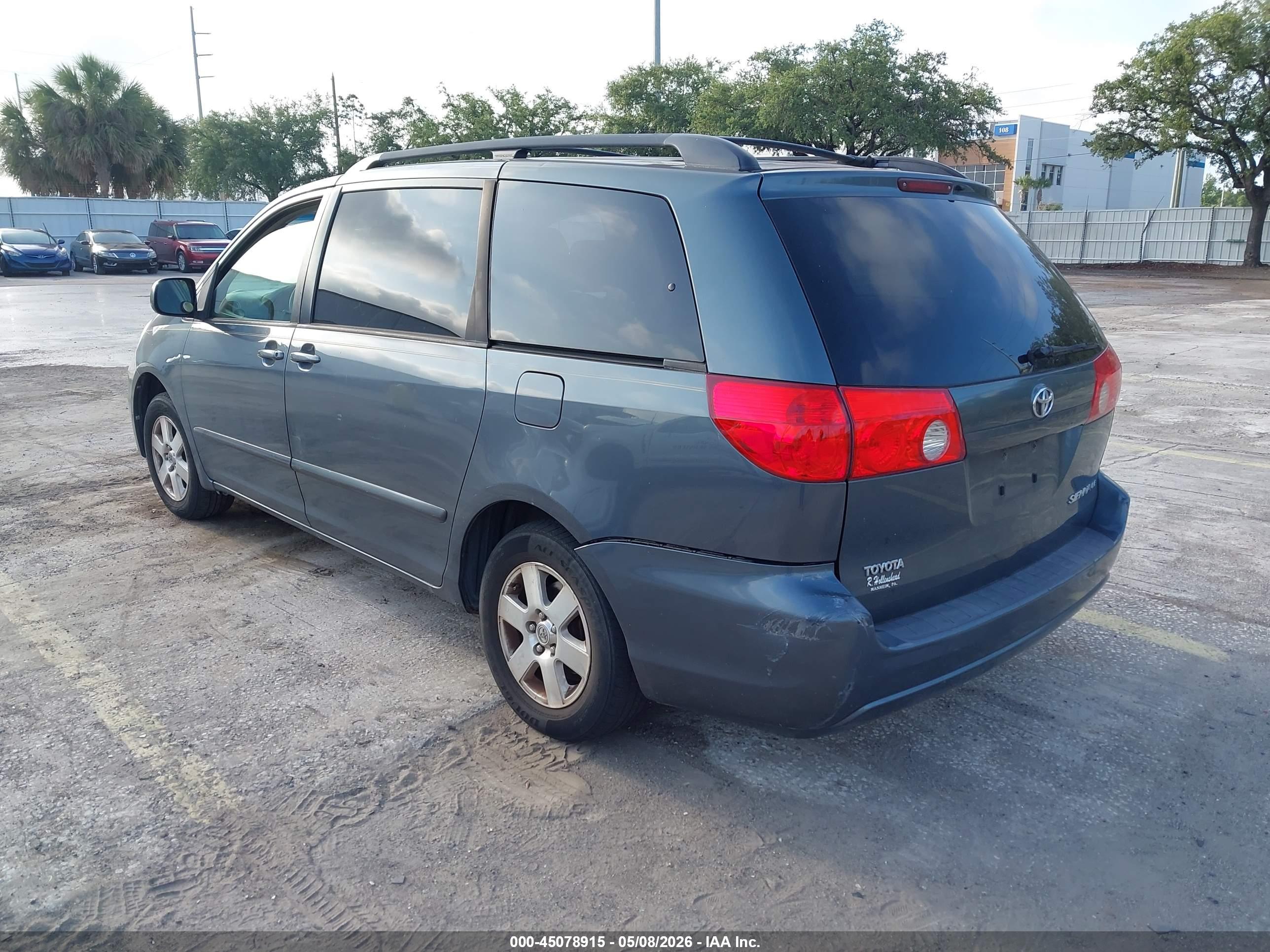 TOYOTA SIENNA image 3