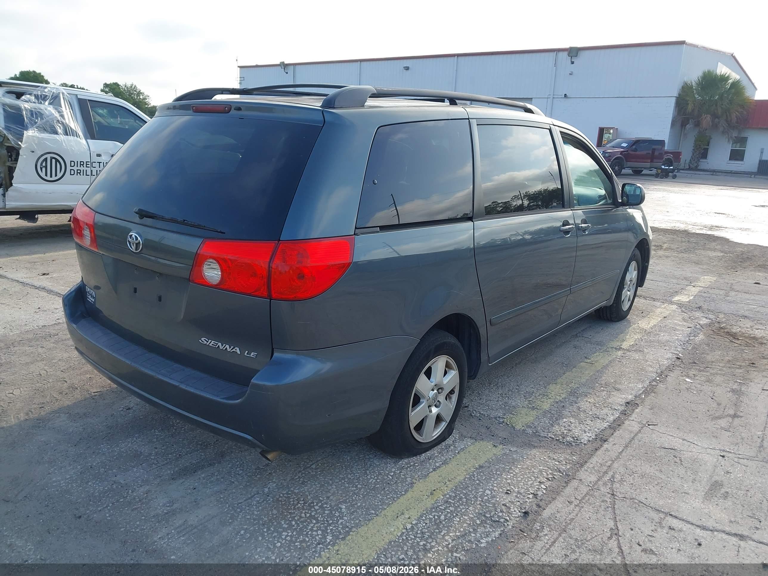 TOYOTA SIENNA image 4