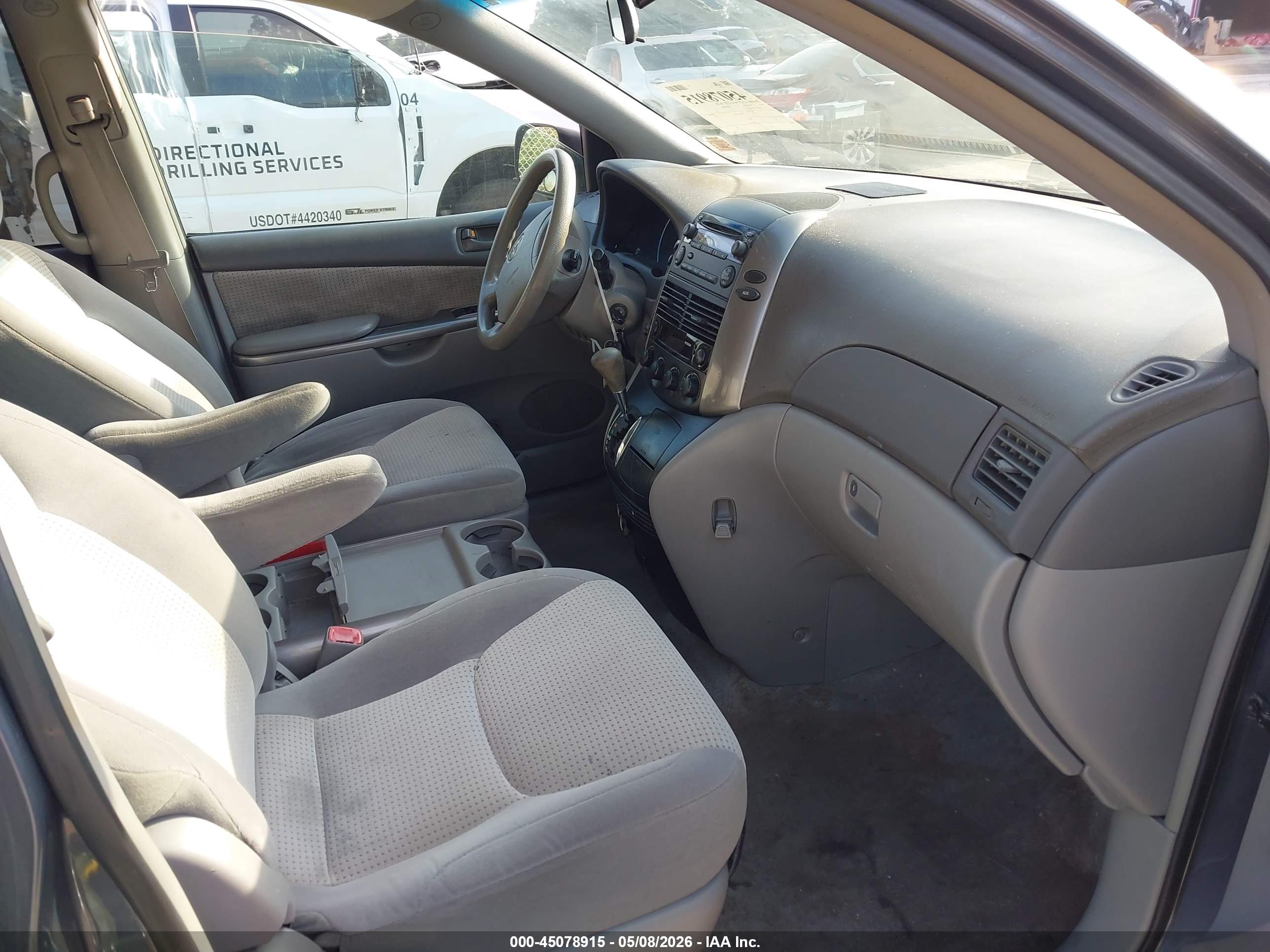 TOYOTA SIENNA image 5