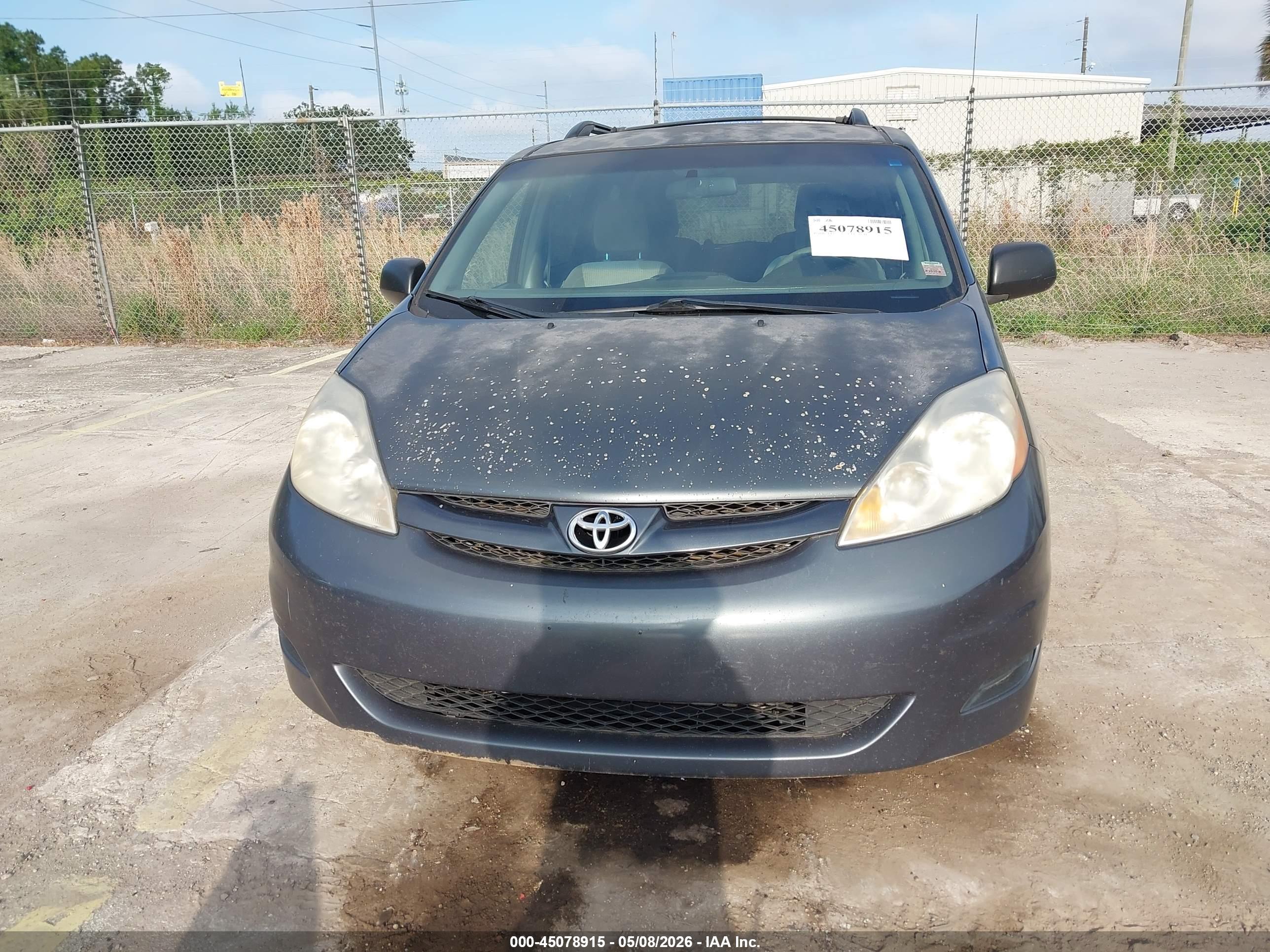 TOYOTA SIENNA image 6