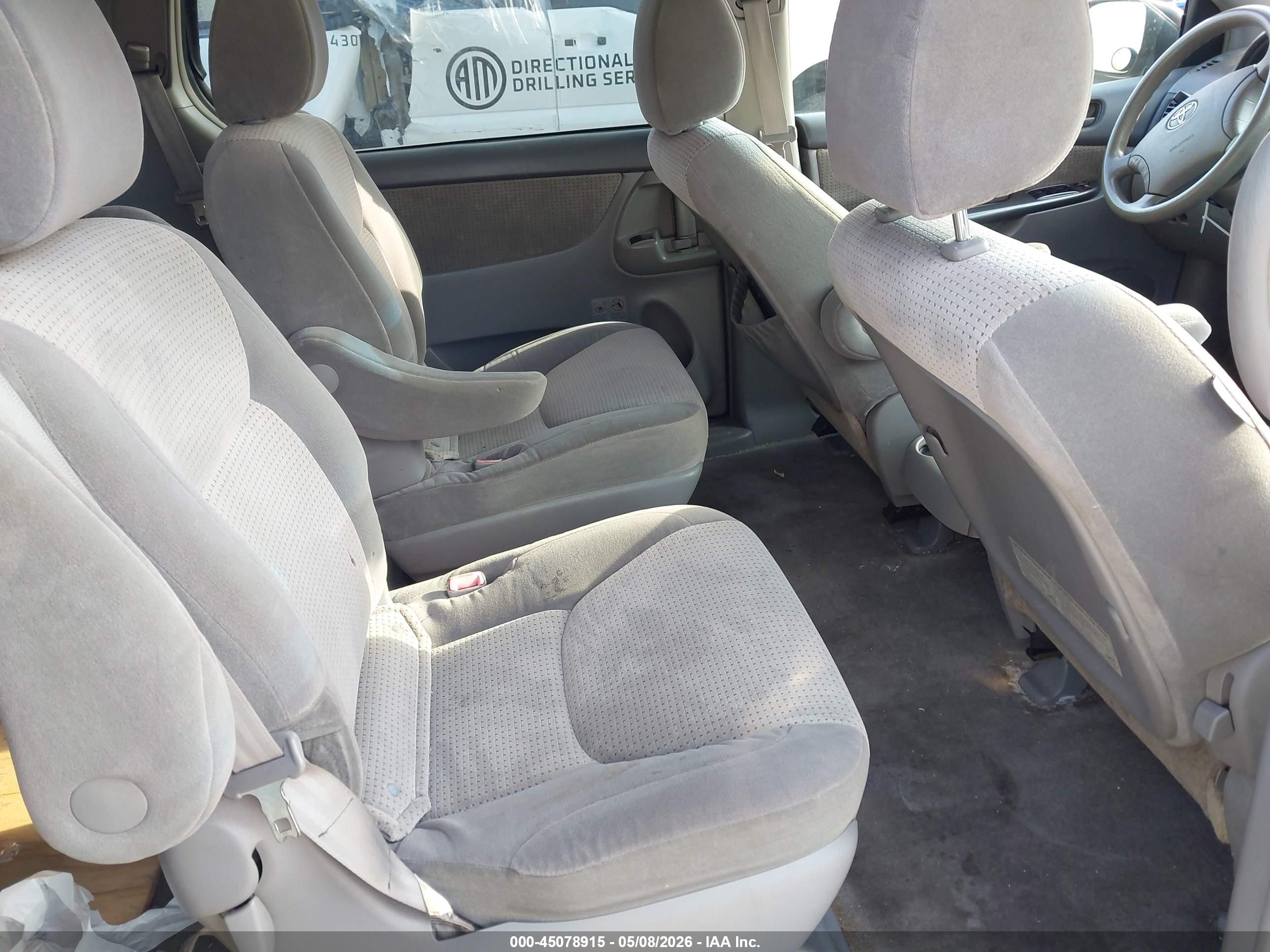 TOYOTA SIENNA image 8