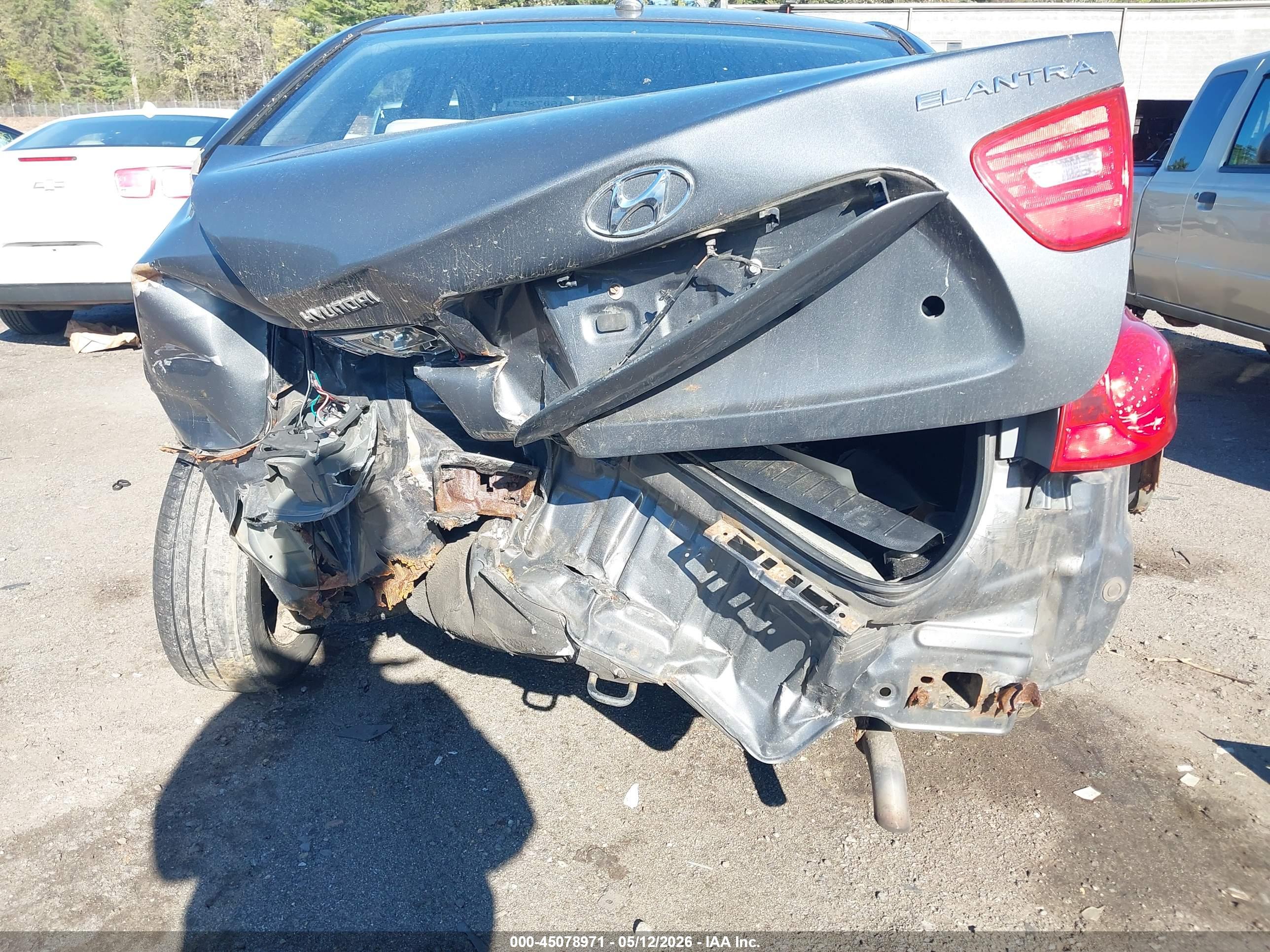 HYUNDAI ELANTRA image 6