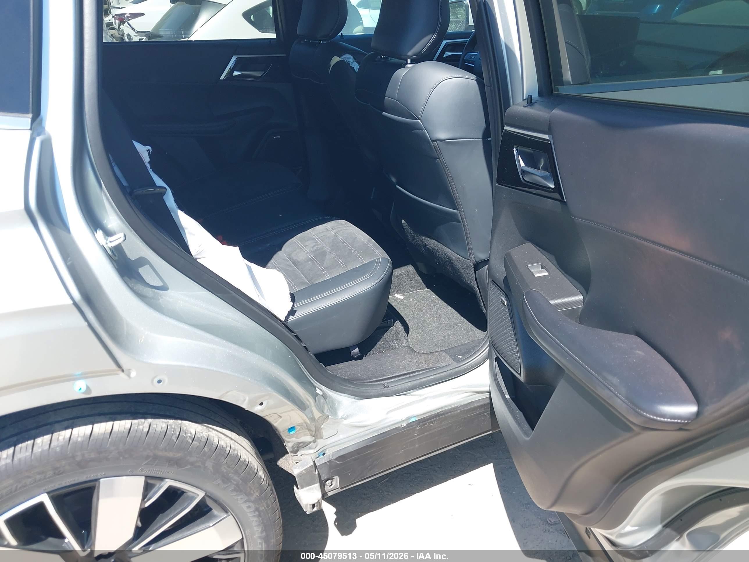 MITSUBISHI OUTLANDER image 8